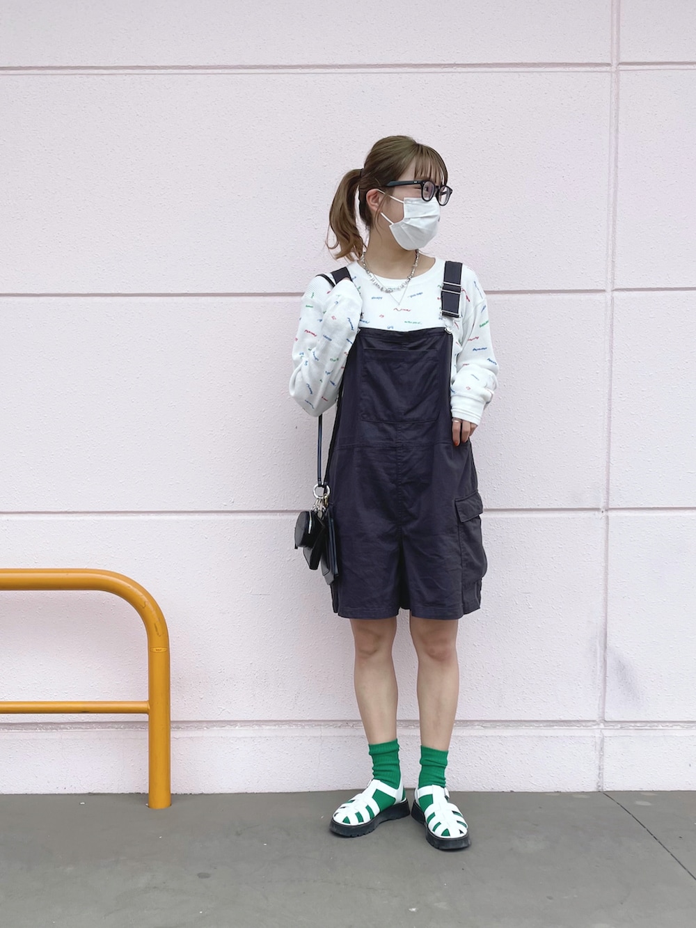 「サロペット、オーバーオール、オールインワン、ハーフパンツ、ワッフル、クルーネック、ロンT、グルカサンダル、カラーソックス、めがね、ポニーテール、カジュアルコーデ、ビッグシルエット、カラーコーデ、モノトーンに差し色」｜「niko and...のフラワー&レタードワッフルロンT（Tシャツ/カットソー、ホワイト系）」を使った、ponさん（レディース・163cm）の春コーディネートの2枚目の写真
