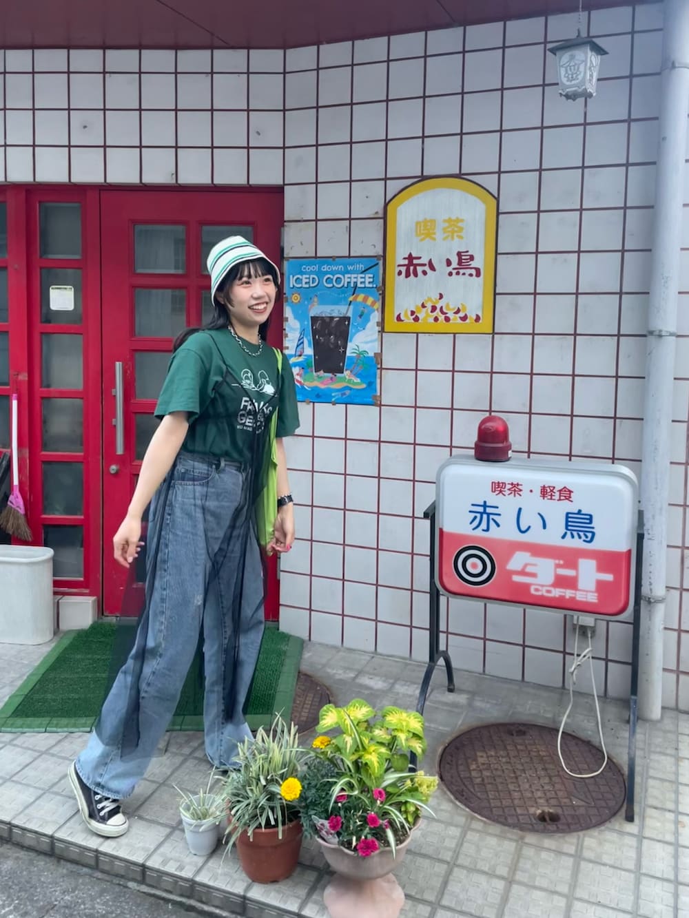 「このスタイルがお気に入り、今日のコスメと服、夏コーデ、Tシャツ、バンドT、チュール、チュールワンピ、デニムパンツ、クラッシュデニム、ダメージデニムパンツ、カジュアルコーデ、バケットハット、カラーコーデ、レイヤードスタイル、ラフコーデ」｜「ナードマグネットのアイテム（Tシャツ/カットソー、グリーン系）」を使った、ponさん（レディース・163cm）の夏コーディネートの3枚目の写真