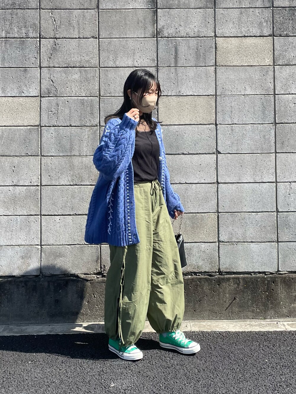 「春服デビュー宣言、春コーデ、おでかけコーデ、カラーコーデ、カーディガン、シースルー、カーゴパンツ、パラシュートパンツ、スニーカー、コンバース、巾着バッグ、hello SanFrancisco、ハローサンフランシスコ、ciaopanic、Discoat」｜「DISCOATのシアーハイネックロングスリーブ（Tシャツ/カットソー、ブラック系）」を使った、ponさん（レディース・163cm）の春コーディネートの2枚目の写真
