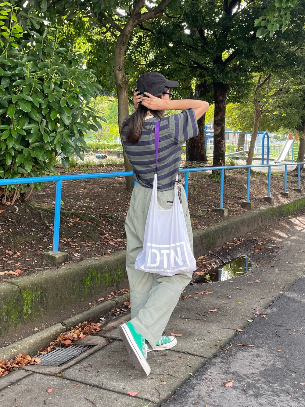 「秋服まるっと大公開、秋カラー、ビッグシルエット、オーバーサイズ、ボーダー、パンツコーデ、カーゴパンツ、カーキパンツ、カーキ、グリーン、キャップ、スニーカー、サングラス、メンズライク」｜「DISCOATのジャガードボーダーショートスリーブTシャツ（Tシャツ/カットソー、ブルー系）」を使った、ponさん（レディース・163cm）の秋コーディネートの3枚目の写真