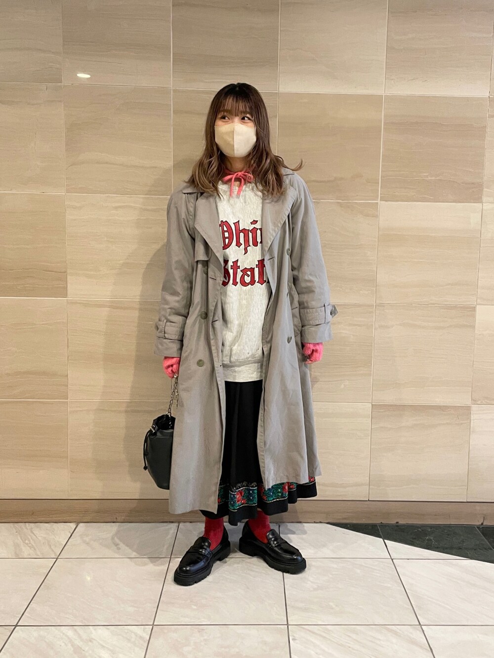 「スウェット、ロゴスウェット、ロングスカート、プリーツスカート、アームウォーマー、バラクラバ、カラーコーデ、カラーソックス、古着MIX、ローファー、トレンチコート、ゆるコーデ、カジュアル、ciaopanic、WHO’S WHO gallery」｜「古着のアイテム（スウェット、グレー系）」を使った、ponさん（レディース・163cm）の冬コーディネートの5枚目の写真