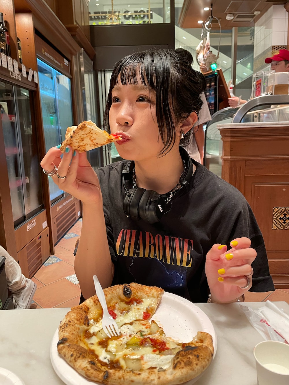 「今日のコスメと服、シンプルスタイル、カジュアルコーデ、オトナカジュアル、楽チンコーデ、Tシャツ×デニム、バンドT、ロゴT、Tシャツ、デニム、クラッシュデニム、サンダル、メッセンジャーバッグ、ショルダーバッグ、おだんごヘアー」｜「DISCOATのヴィンテージバンドTシャツ（Tシャツ/カットソー、ブラック系）」を使った、ponさん（レディース・163cm）の夏コーディネートの3枚目の写真