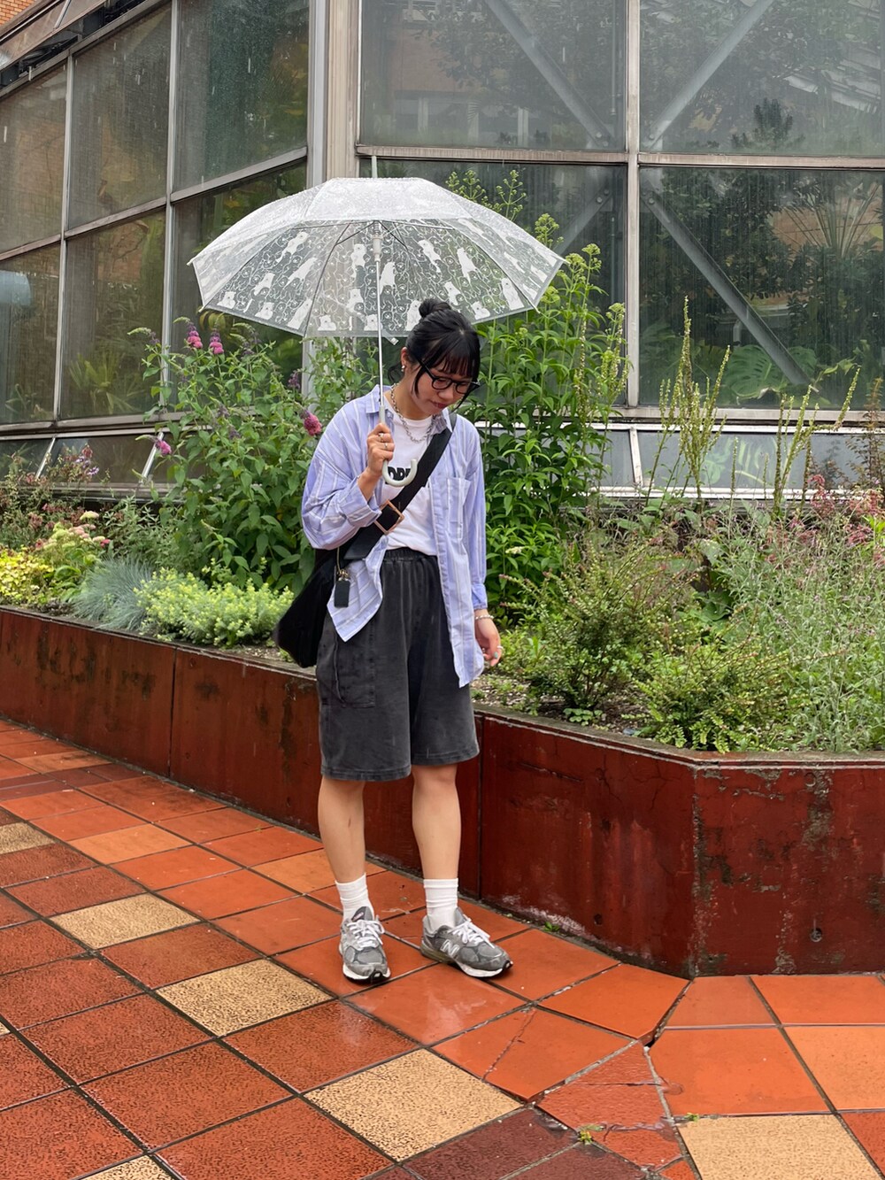 「このスタイルがお気に入り、今日のコスメと服、お出かけコーデ、休日スタイル、カジュアルコーデ、メンズライク、シティーボーイ、シティーガール、ストライプシャツ、白Tシャツ、ハーフパンツ、スニーカー、ダテメガネ、おだんごヘアー、前髪ぱっつん」｜「DISCOATの【ユニセックス】シアーストライプオーバーシャツ（シャツ/ブラウス、パープル系）」を使った、ponさん（レディース・163cm）の夏コーディネートの5枚目の写真