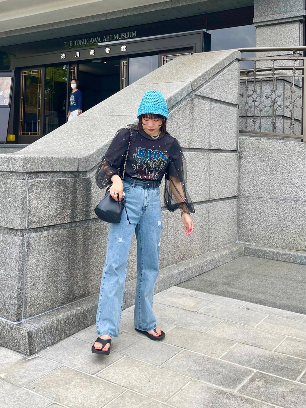「今日のコスメと服、カラーコーデ、バンドT、チュール、シアートップス、デニム、ダメージデニムパンツ、バケットハット、メガネ女子、サングラス、oofos、サンダル、巾着バッグ、春コーデ、夏コーデ」｜「DISCOATのカルチャーサプライバックプリントバンドTシャツ（Tシャツ/カットソー、ブラック系）」を使った、ponさん（レディース・163cm）の春コーディネートの3枚目の写真