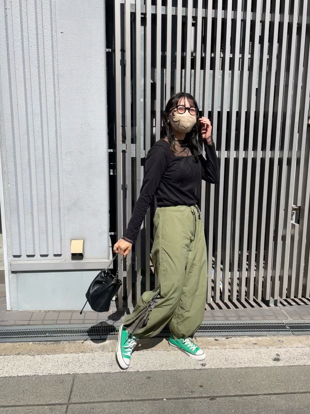 「春服デビュー宣言、シースルー、シースルートップス、ショート丈トップス、キルティング、春アウター、パラシュートパンツ、カーゴパンツ、コンバース、スニーカー、ミニバッグ、メガネ女子、着回しコーデ、オトナカジュアル、ストリートMIX」|「DISCOATのカップ付スクエアロングスリーブ(Tシャツ/カットソー、ブラック系)」を使った、ponさん(レディース・163cm)の春コーディネートの3枚目の写真
