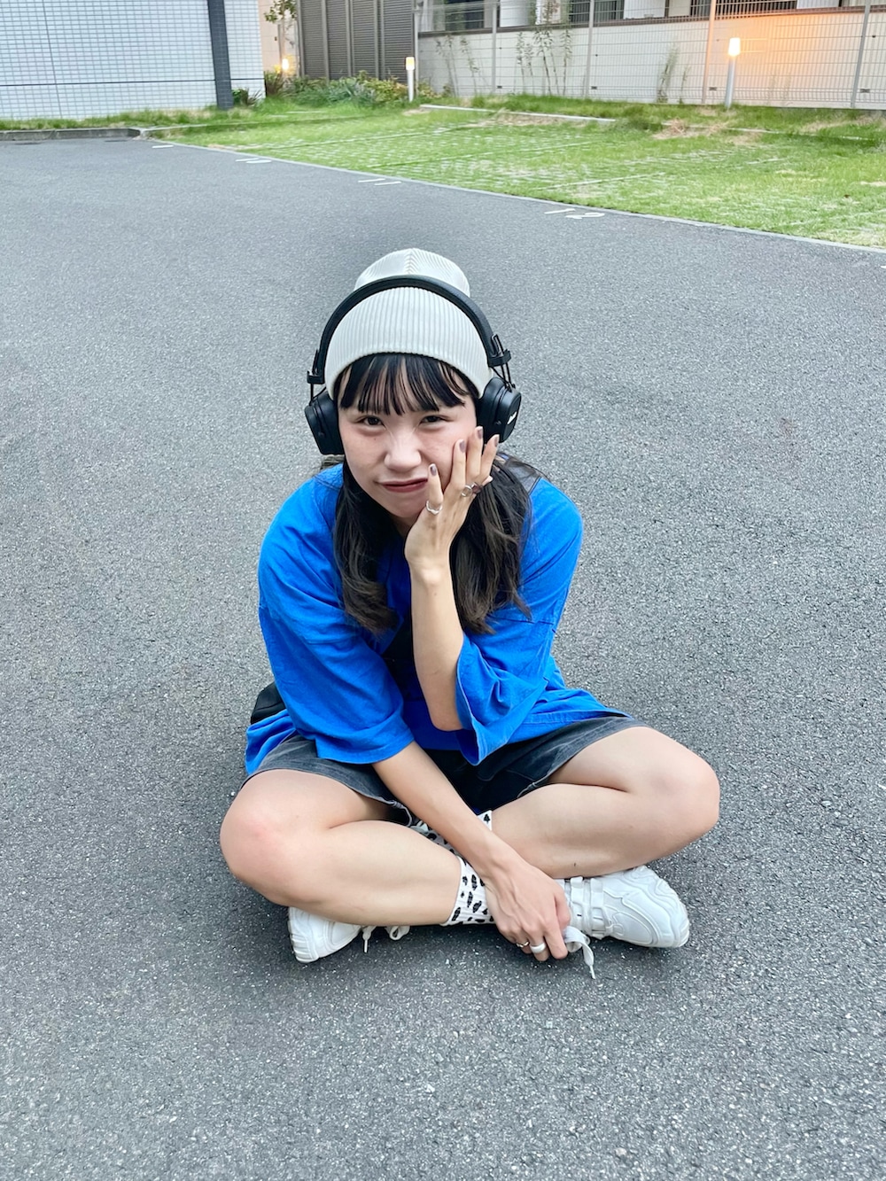 「カジュアルコーデ、ブルー、ブルーコーデ、カラーコーデ、Tシャツ、Tシャツワンピ、ハーフパンツ、ショートパンツ、ニット帽、ビーニー、厚底シューズ、白スニーカー、厚底スニーカー、メッセンジャーバッグ、ラクチンコーデ」｜「古着のアイテム（Tシャツ/カットソー、ブルー系）」を使った、ponさん（レディース・163cm）の秋コーディネートの4枚目の写真