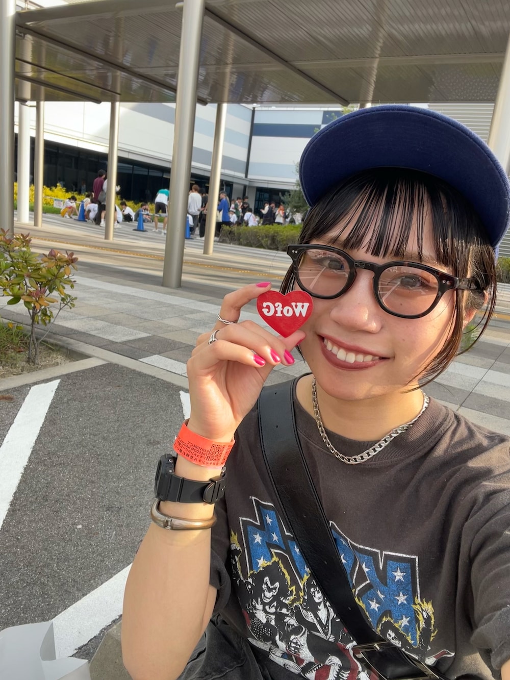 ブラック系のTシャツ/カットソー、グレー系のカーゴパンツ、ブラック系のスニーカーを着用したレディースの夏コーディネートの2枚目の写真