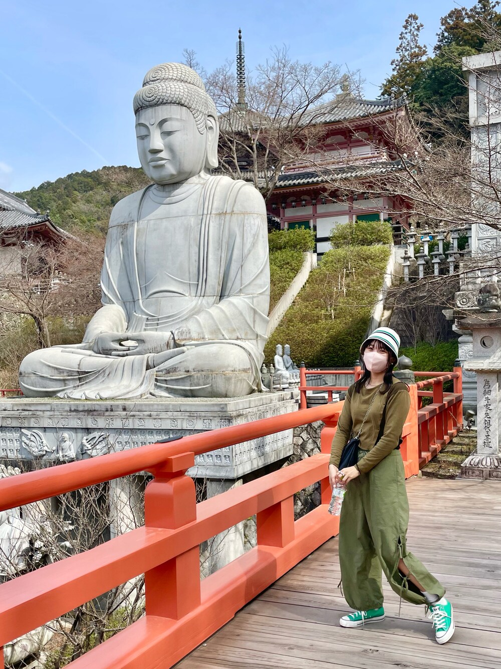 「春服デビュー宣言、春コーデ、春アウター、キルティング、ショート丈トップス、カーゴパンツ、パラシュートパンツ、スニーカー、コンバース、バケットハット、カラーコーデ、ciaopanic、niko and ...、楽チンコーデ、大人カジュアル」｜「CIAOPANICのリメイク風クロップドリブTee（Tシャツ/カットソー、グリーン系）」を使った、ponさん（レディース・163cm）の春コーディネートの3枚目の写真