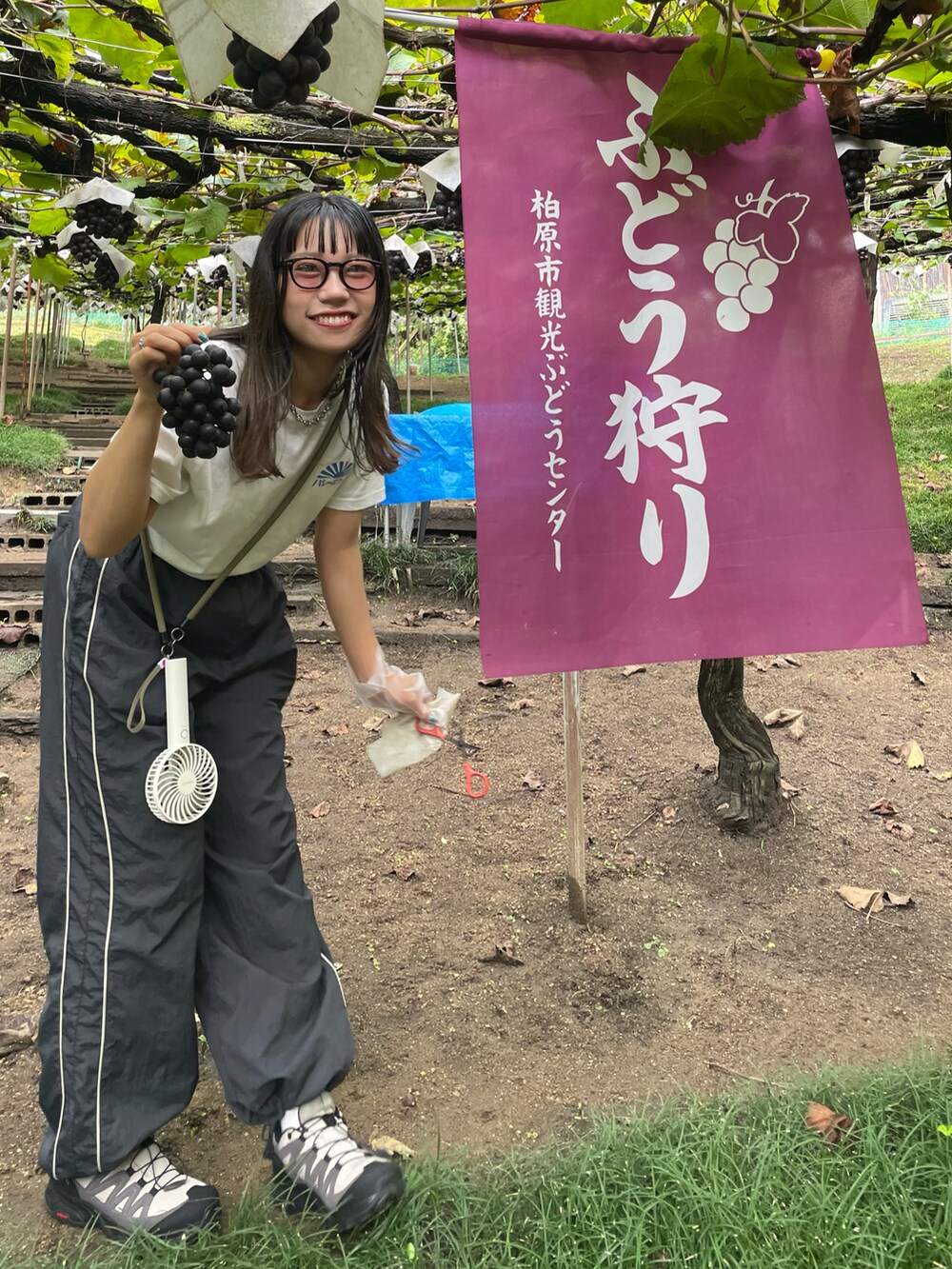 「秋服まるっと大公開、休日スタイル、スポーツミックス、ラインパンツ、トラックパンツ、ジャージ、Tシャツ、バックプリント、バンドT、バレーボウイズ、スニーカー、サロモン、楽チンコーデ、ストリート、シティーボーイ」｜「バレーボウイズのアイテム（Tシャツ/カットソー、ホワイト系）」を使った、ponさん（レディース・163cm）の秋コーディネートの4枚目の写真