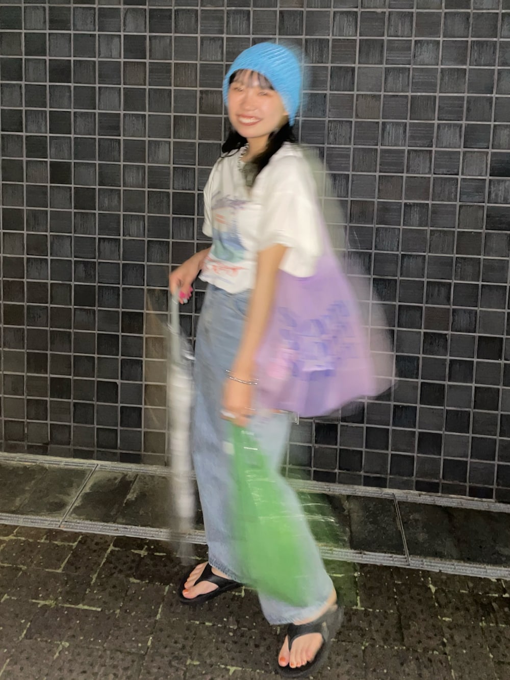 「このスタイルがお気に入り、今日のコスメと服、初夏コーデ、大人カジュアル、カジュアルコーデ、カラーコーデ、白Tシャツ、ロゴT、デニム、パンツスタイル、ストレートデニム、クラッシュデニム、ダメージデニムパンツ、バケットハット、おでかけコーデ」｜「DISCOATのCamBridgeスーベニアビックTシャツ（Tシャツ/カットソー、ホワイト系）」を使った、ponさん（レディース・163cm）の夏コーディネートの3枚目の写真