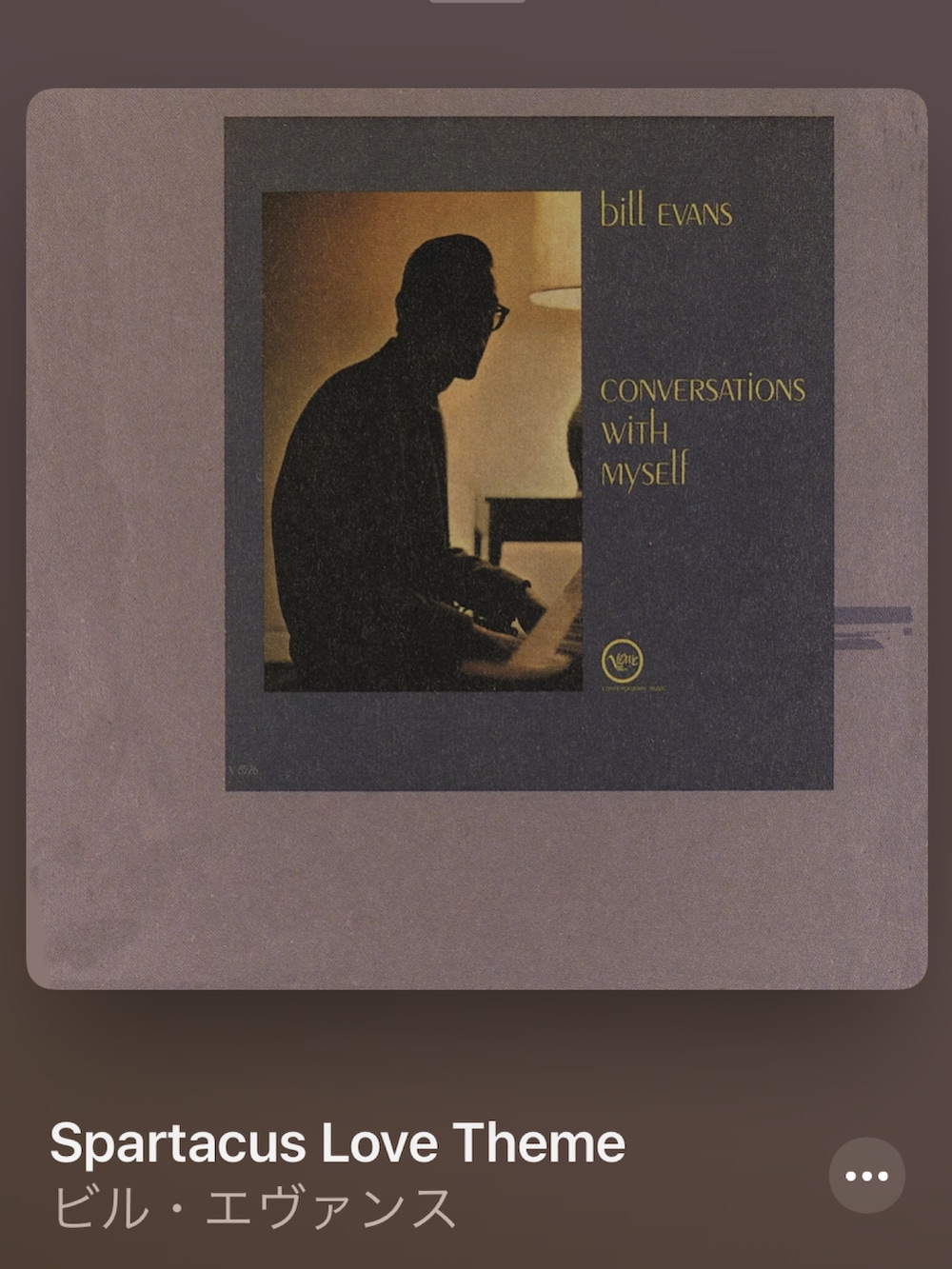 ブルー系のトートバッグを着用したメンズの秋コーディネートの2枚目の写真