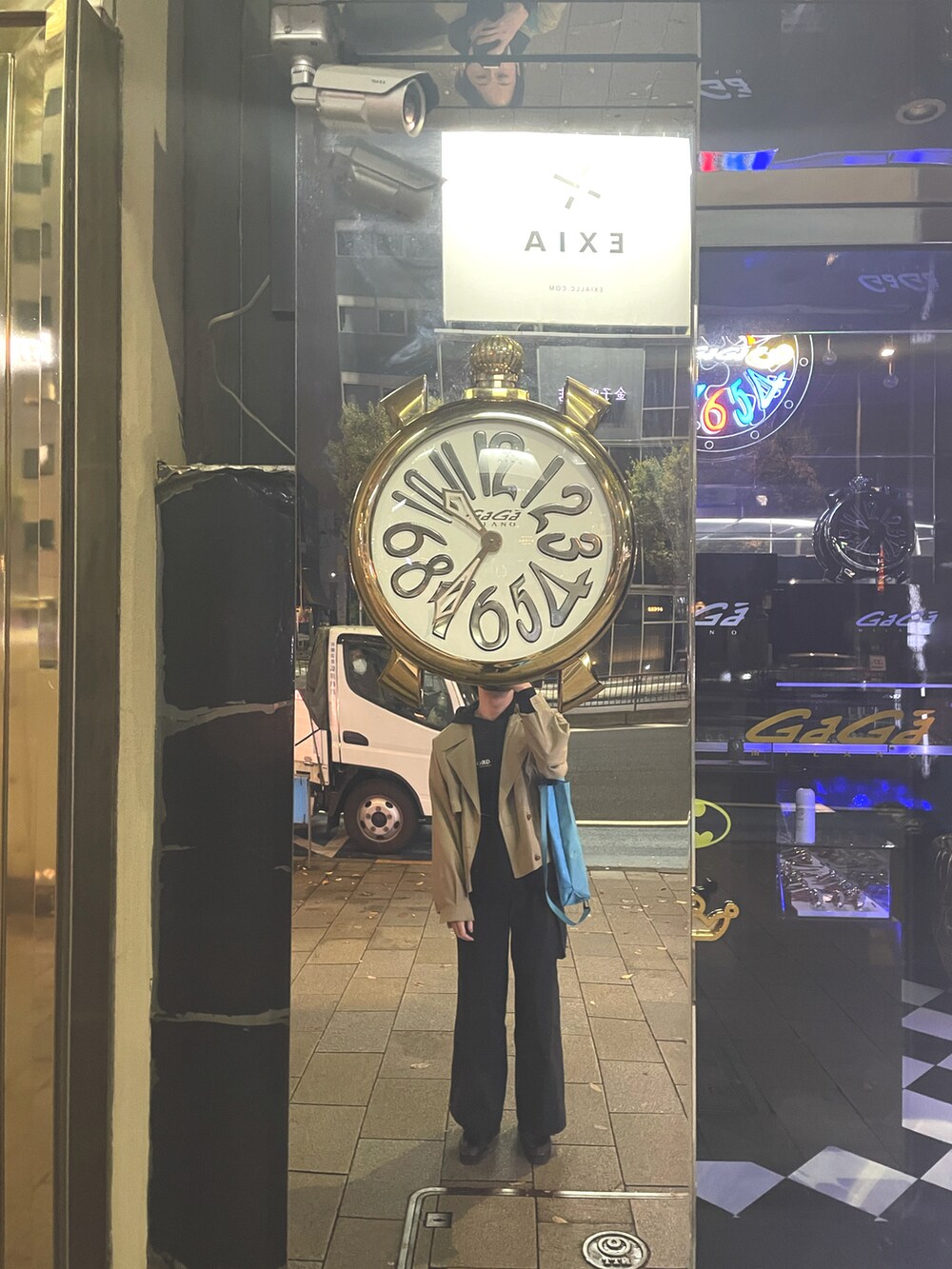 ブラック系のスラックスを着用したメンズの秋コーディネートの2枚目の写真