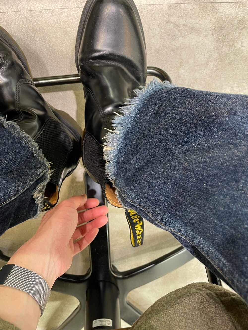 グレー系のその他アウターを着用したメンズの秋コーディネートの2枚目の写真