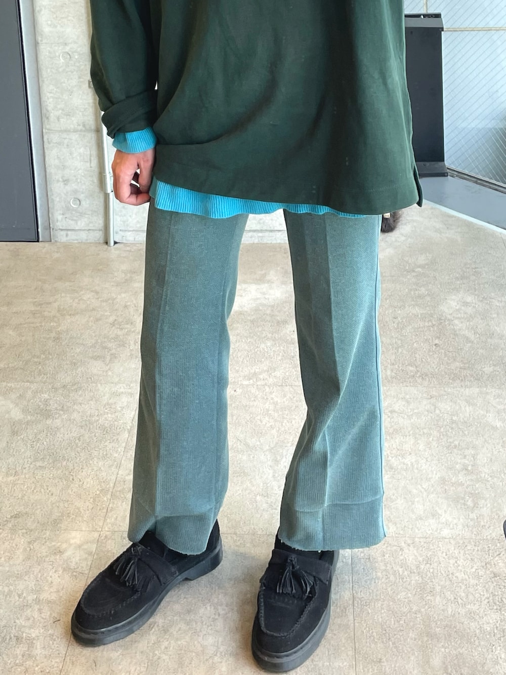 ブラック系のPC・スマホグッズ/家電を着用したメンズの秋コーディネートの2枚目の写真