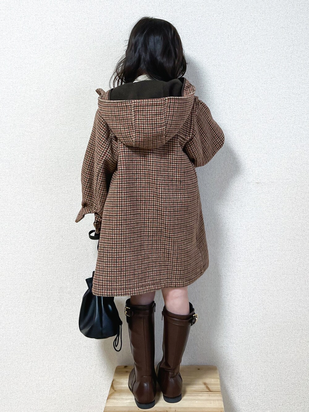 ブラウン系のダッフルコート、ホワイト系のスウェット、ピンク系のその他パンツを着用したキッズの冬コーディネートの2枚目の写真