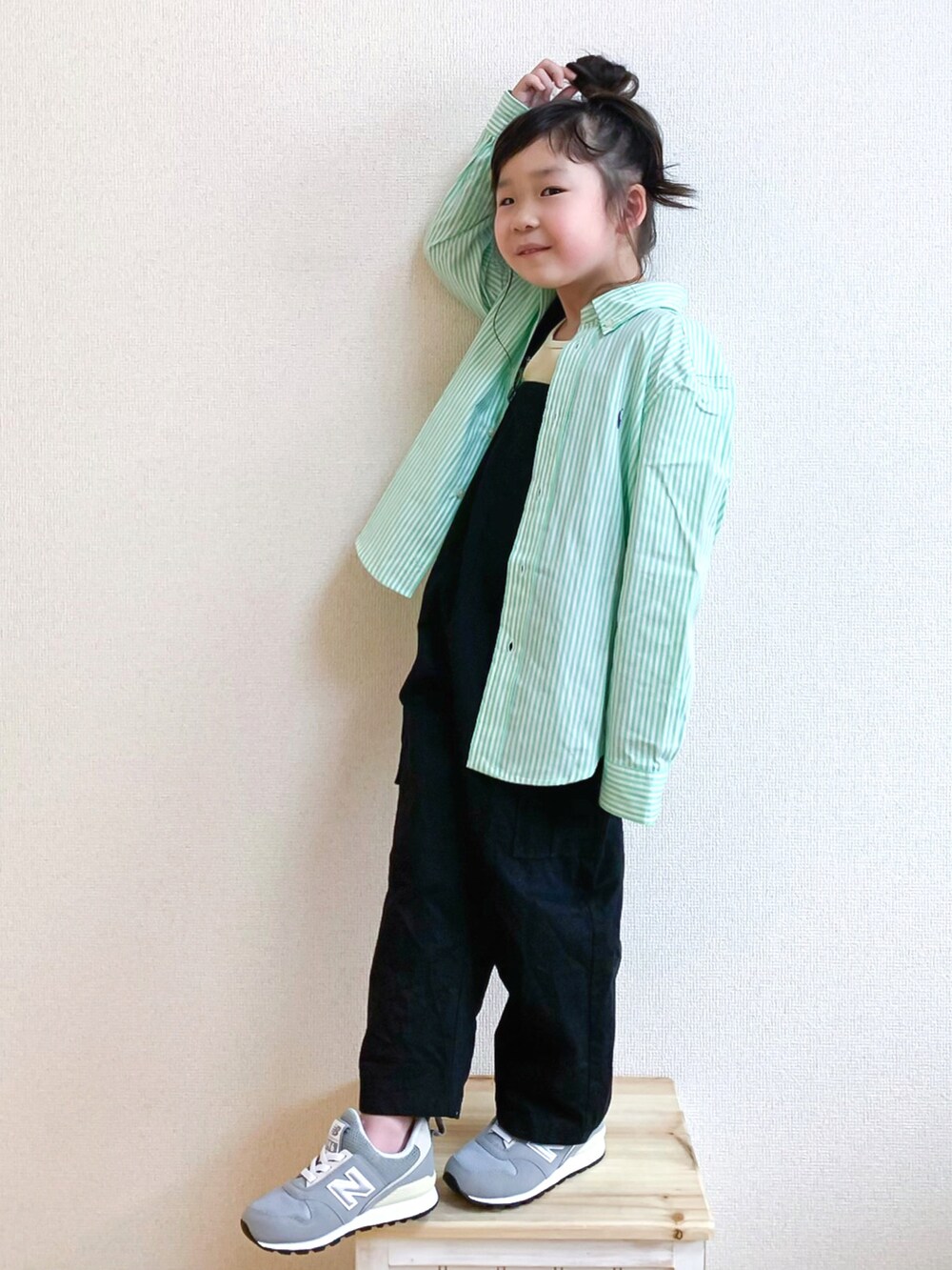 「春服みてみて、ストライプ、ストライプシャツ、シャツスタイル、レイヤードスタイル、サロペット、グリーン、パステル映える春、New Balance、Polo Ralph Lauren、春コーデ、カジュアルコーデ、スニーカーコーデ、おだんごヘアー、キッズコーデ」|「POLO RALPH LAUREN CHILDRENSWEARのストライプド コットン ポプリン シャツ(シャツ/ブラウス、グリーン系)」を使った、☺︎May☺︎さん(キッズ・100cm)の春コーディネートの2枚目の写真