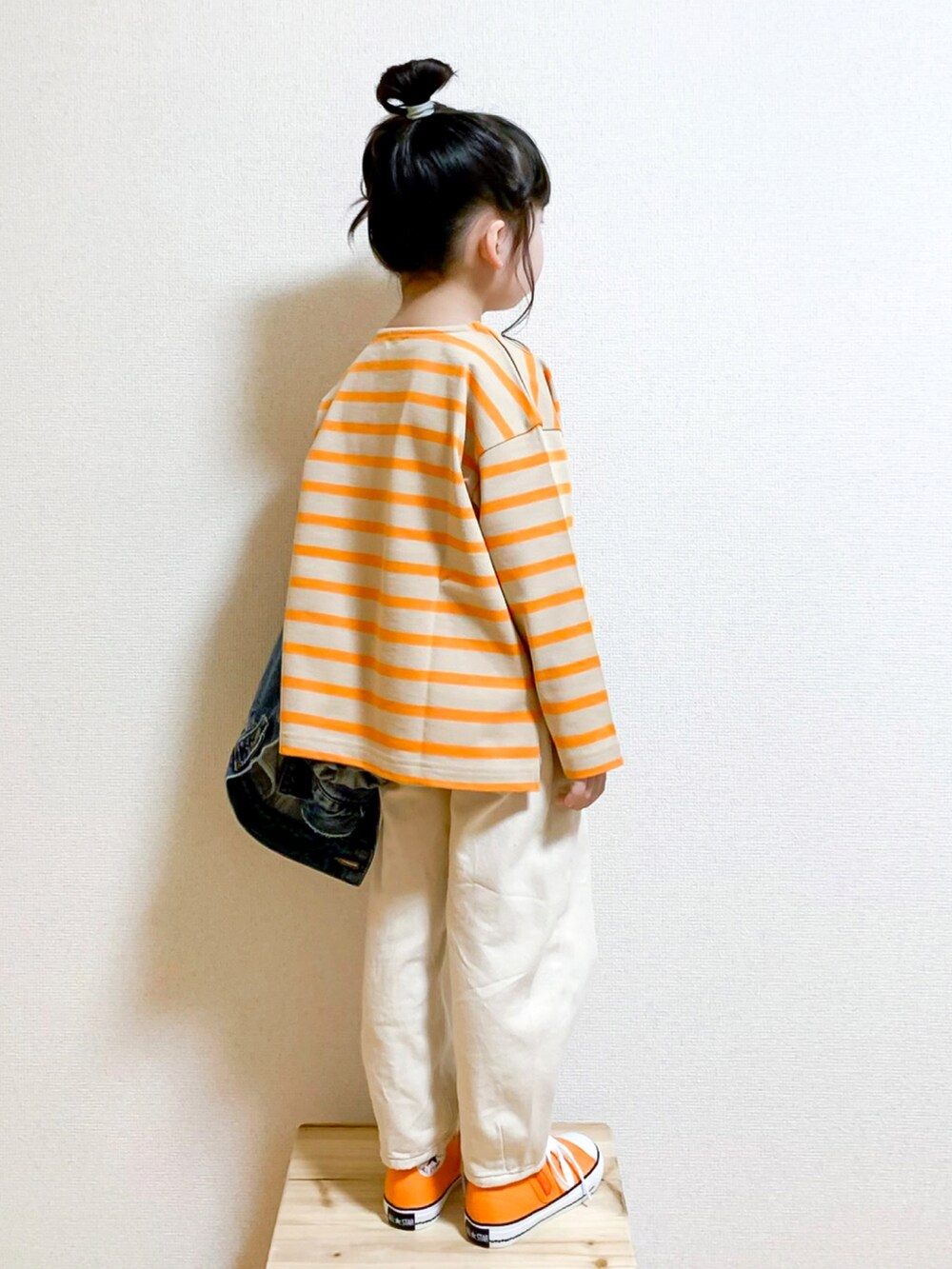 「ボーダー、オレンジ、白パンツ、コンバース、スニーカー、LOWRYS FARM、ローリーズファーム(LOWRYS FARM)、lowrysfarmkids、PR、カジュアルコーデ、シンプルコーデ、デニム、休日スタイル、スニーカーコーデ、春コーデ」|「LOWRYS FARMのオーガニックボーダーLS 264184(Tシャツ/カットソー、オレンジ系)」を使った、☺︎May☺︎さん(キッズ・100cm)の冬コーディネートの2枚目の写真