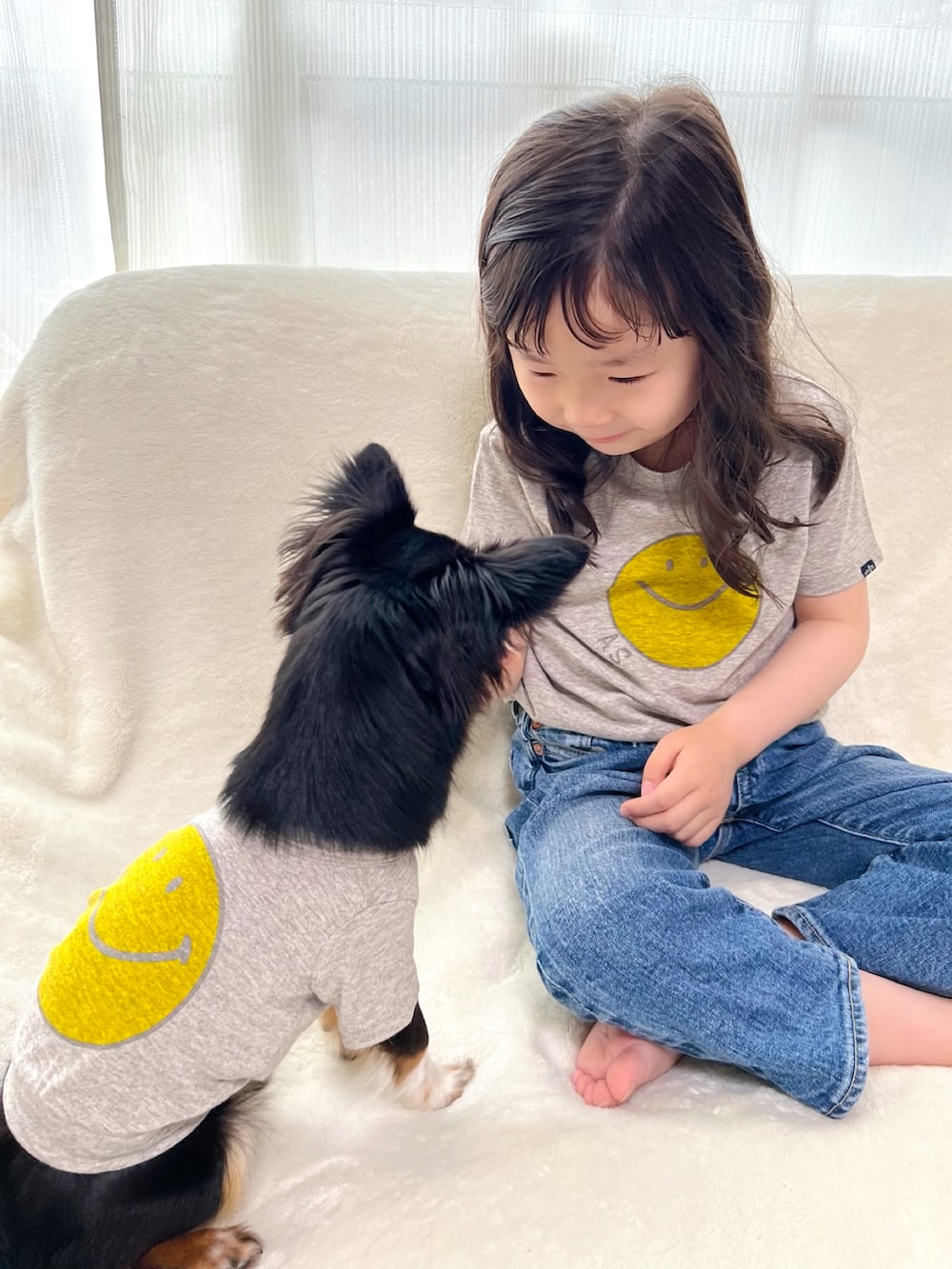 グレー系のTシャツ/カットソー、ブルー系のデニムパンツ、グリーン系のジャケット/アウターを着用したキッズの春コーディネートの2枚目の写真