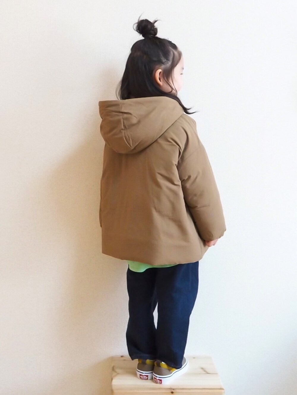 ブルー系のスウェット、ベージュ系のダウンジャケット/コート、グリーン系のTシャツ/カットソーを着用したキッズの冬コーディネートの4枚目の写真