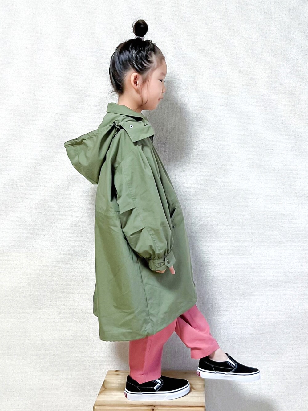「LOWRYS FARM、lowrysfarmkids、PR、秋コーデ、スリッポン、スニーカー、ピンク、カラーパンツ、モッズコート、3way、カーキ、ジャケットスタイル、ボーダー、カジュアルコーデ、ビッグシルエット」｜「LOWRYS FARMの３ＷＡＹモッズコート　343112（モッズコート、グリーン系）」を使った、☺︎May☺︎さん（キッズ・110cm）の秋コーディネートの3枚目の写真