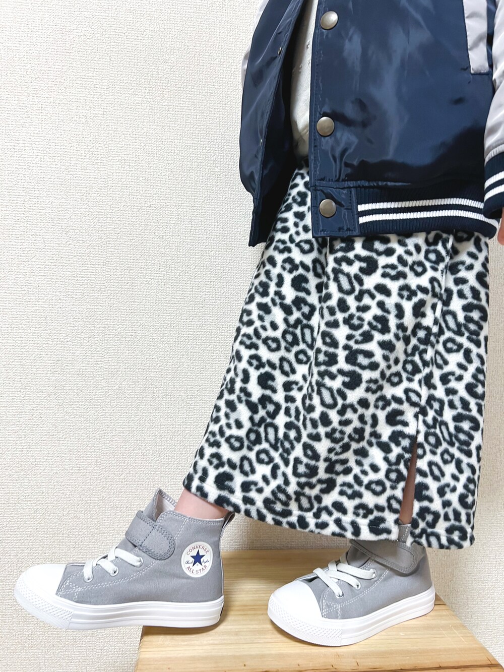 「キッズコーデ、休日スタイル、スタジャン、中綿ジャケット、ニューヨークヤンキース、レオパード、スカート、レイヤードスタイル、converse、スニーカー、ハイカットスニーカー、カジュアルコーデ、パーカー、TODAYFUL、秋冬コーデ」｜「MLBのWEB限定 MLB中綿入りスタジャン（スタジャン、ブルー系）」を使った、☺︎May☺︎さん（キッズ・110cm）の冬コーディネートの4枚目の写真