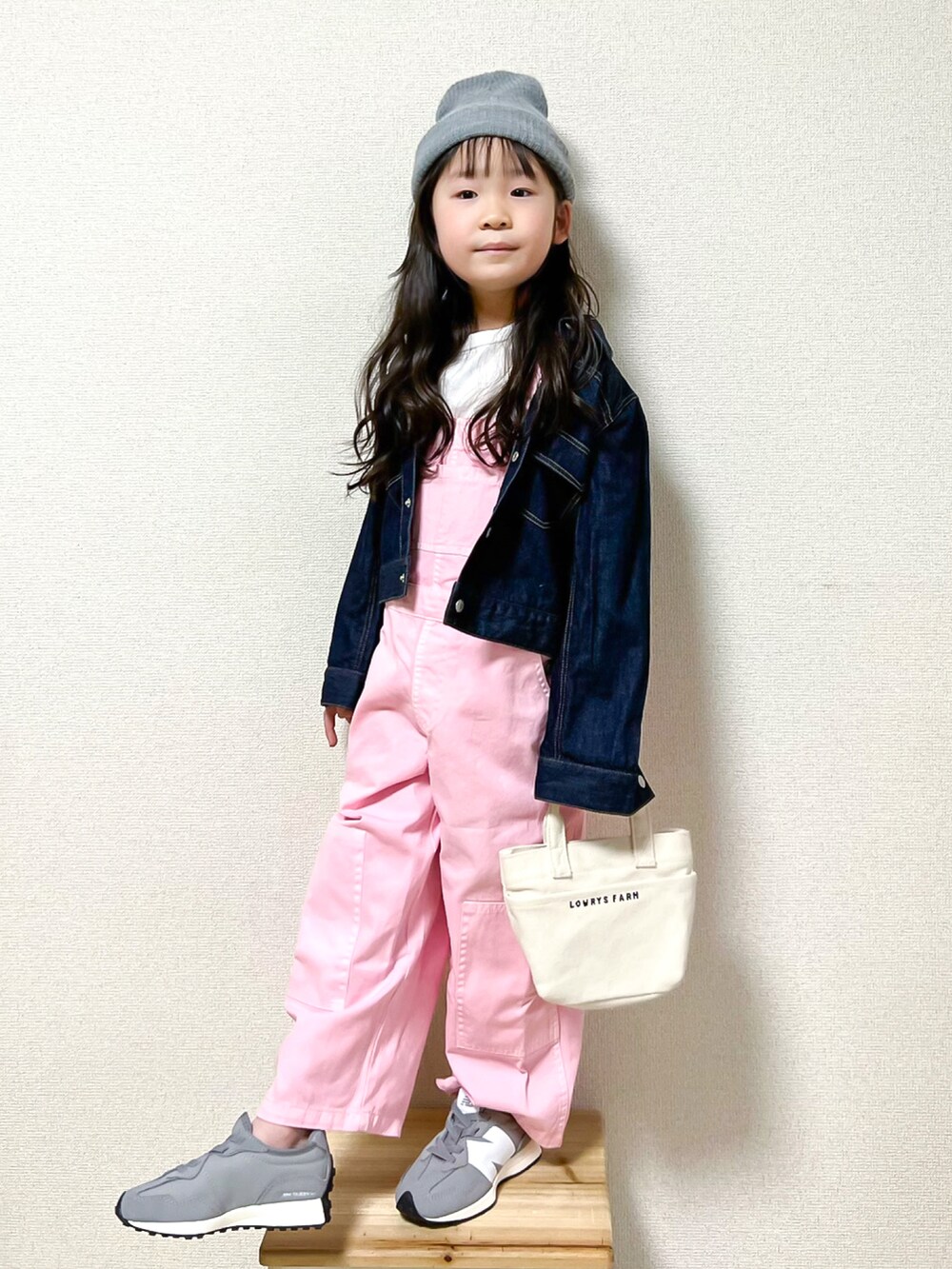 「春服デビュー宣言、カジュアルコーデ、サロペット、パステル映える春、パステルカラー、デニムジャケット、ピンク、カラーパンツ、春服みてみて、春アウター、ジャケット、スニーカー、New Balance、LOWRYS FARM、いまどきジャケット写真」|「LOWRYS FARMのロングスリットプルオーバー 862253(Tシャツ/カットソー、ホワイト系)」を使った、☺︎May☺︎さん(キッズ・110cm)の春コーディネートの3枚目の写真