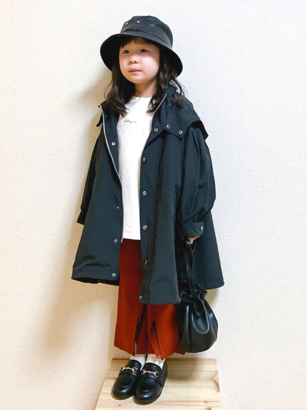 「リブパンツ、モッズコート、バケットハット、ローファー、ローファー×靴下、巾着バッグ、カジュアルコーデ、レイヤードスタイル、LOWRYS FARM、レザー、ロングコート、フレアパンツ、ボリューム袖、ビッグシルエット、ブラック」|「CIAOPANIC TYPYの【KIDS】フェイクレザーバケットハット(ハット、ブラック系)」を使った、☺︎May☺︎さん(キッズ・100cm)の冬コーディネートの2枚目の写真