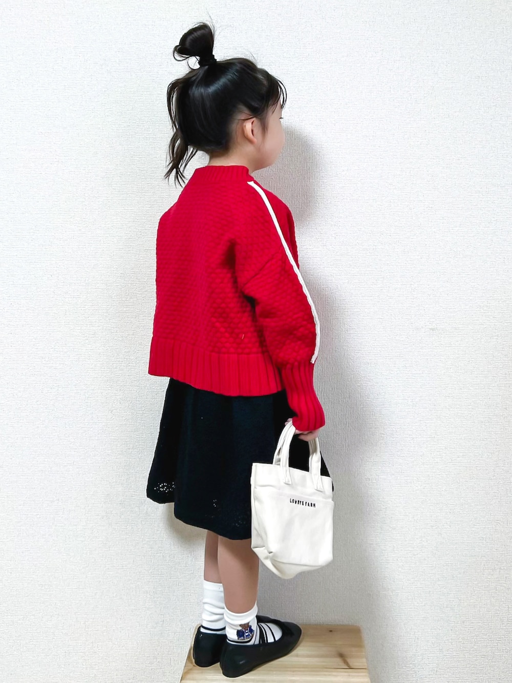 「キッズコーデ、バレエシューズ、ニット、冬コーデ、赤、レース、スカート、LOWRYS FARM、lowrysfarmkids、PR、おだんごヘアー、私の推しブランド、カジュアルコーデ、シンプルスタイル、カラー×コーデ」|「LOWRYS FARMのポコポコプルオーバーニット 171891(ニット/セーター、レッド系)」を使った、☺︎May☺︎さん(キッズ・110cm)の冬コーディネートの2枚目の写真
