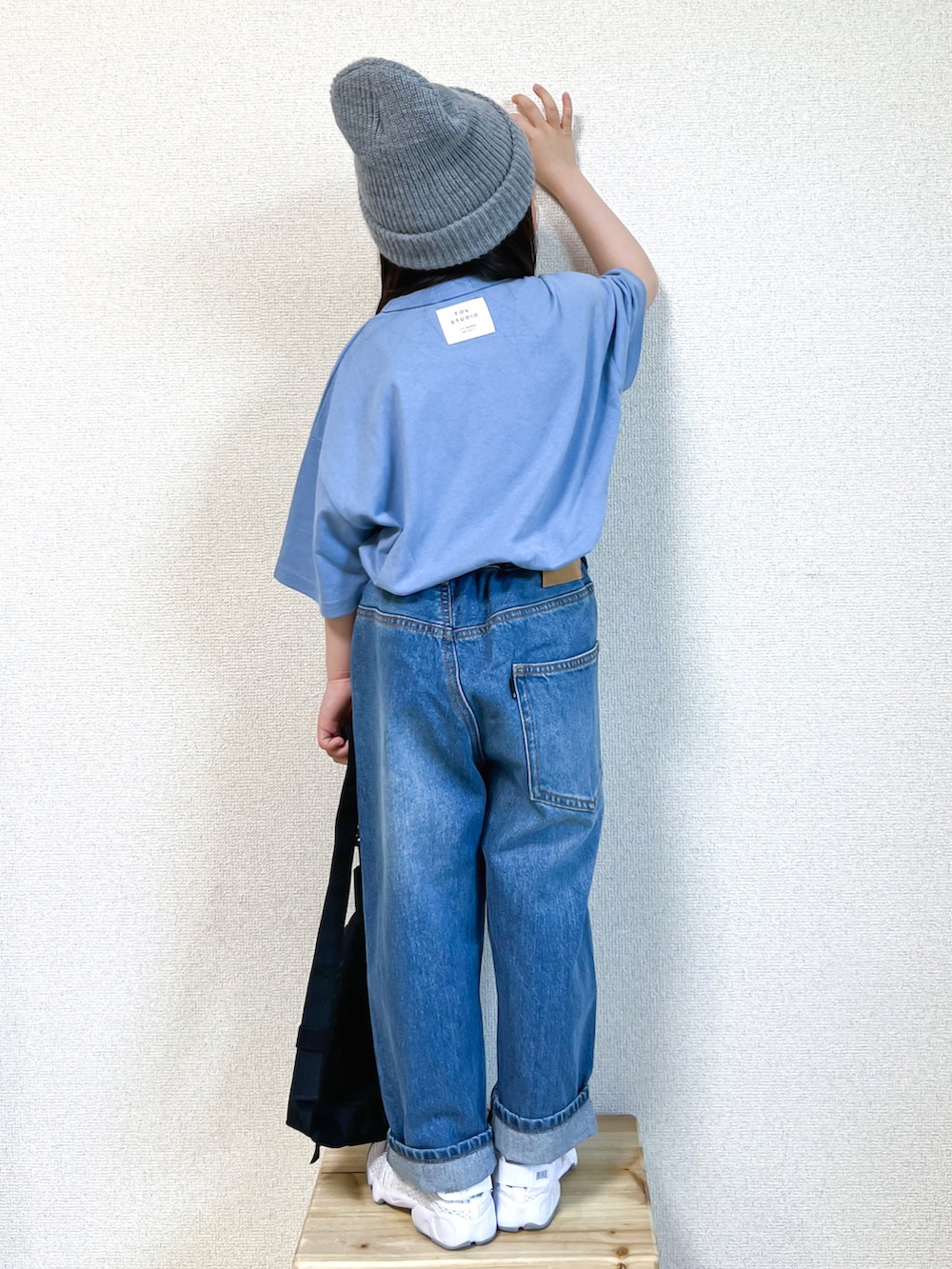 ブルー系のTシャツ/カットソー、ブルー系のその他パンツ、ホワイト系のスニーカーを着用したキッズの春コーディネートの2枚目の写真