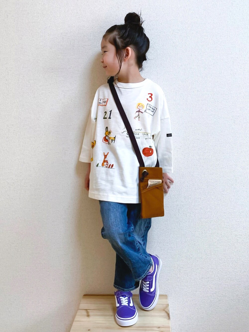 「カジュアルコーデ、オールドスクール、oldskool、VANS、スニーカーコーデ、デニムパンツ、gotoHollywood、DENIM DUNGAREE、パープル、fith社、ロンT、おだんごヘアー、シンプルコーデ、キッズコーデ、ショルダーバッグ」|「DENIM DUNGAREEのDENIMDUNGAREE22SS 天竺ボーダープリントGRAFFITI Tシャツ(white,120cm)(Tシャツ/カットソー、ホワイト系)」を使った、☺︎May☺︎さん(キッズ・100cm)の冬コーディネートの2枚目の写真