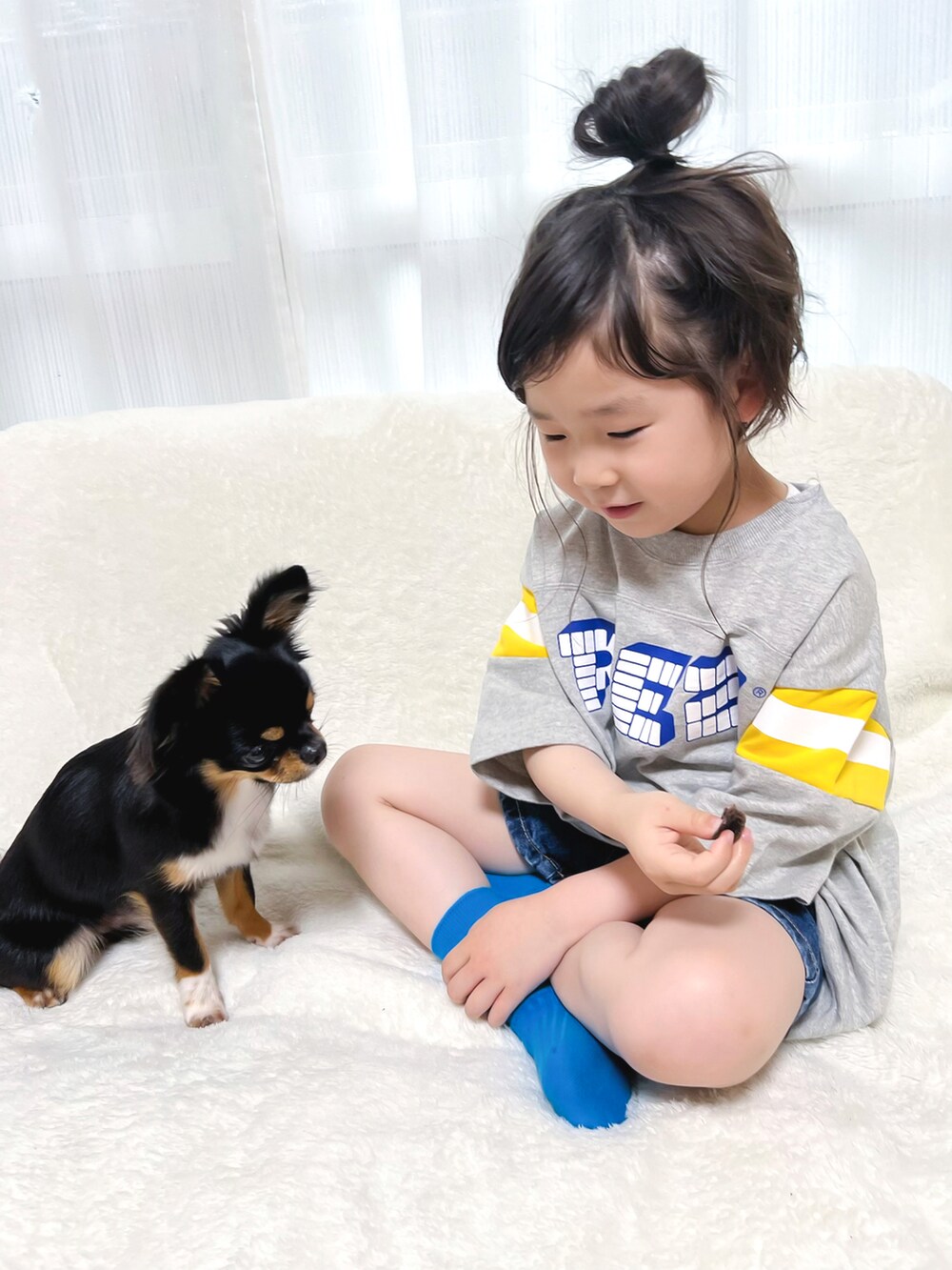 グレー系のTシャツ/カットソー、ブルー系のデニムパンツ、ブラック系のスタジャンを着用したキッズの春コーディネートの3枚目の写真