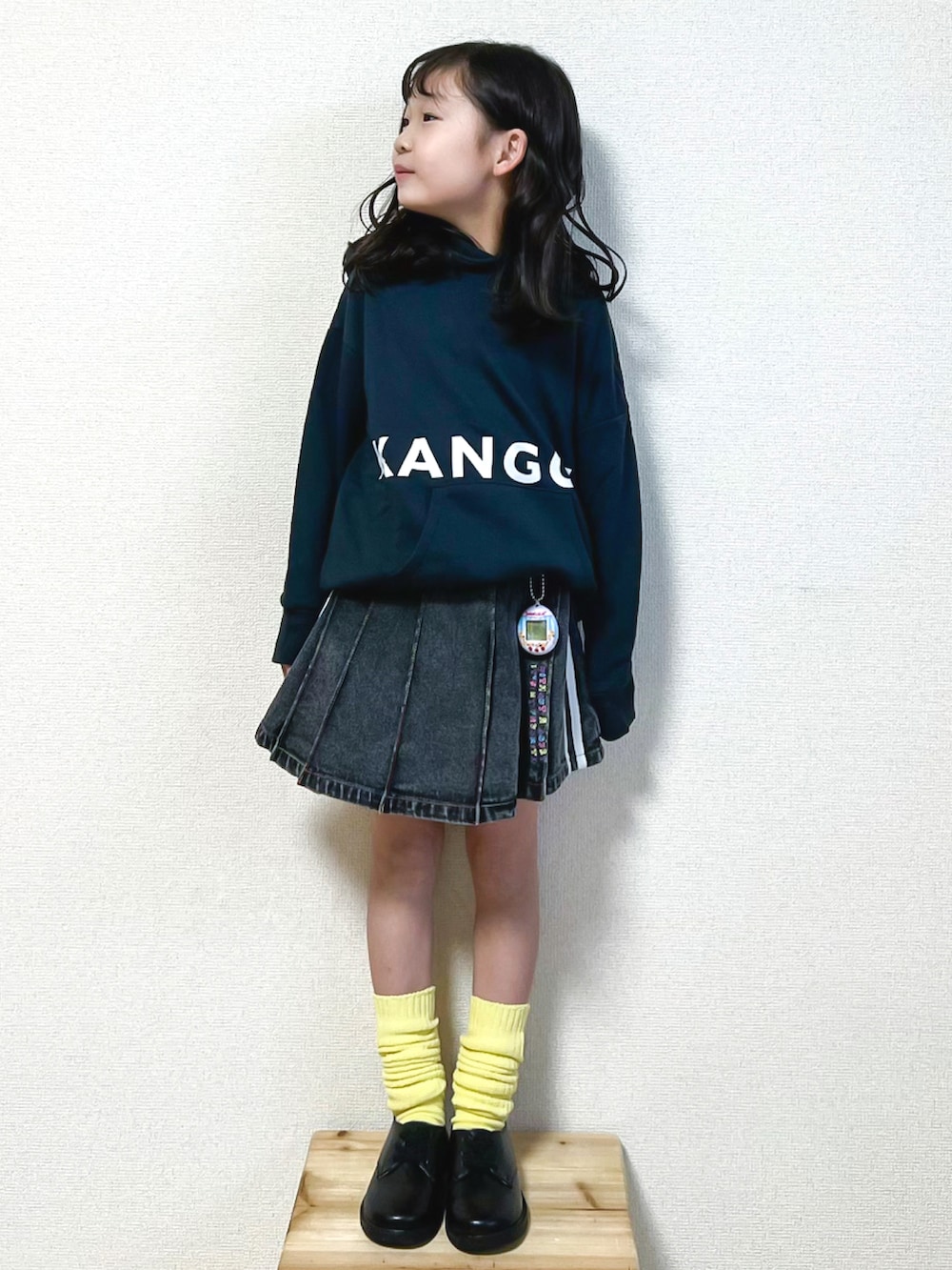 ブラック系のパーカー、ブラック系のその他パンツ、ブラック系のドレスシューズを着用したキッズの冬コーディネートの3枚目の写真