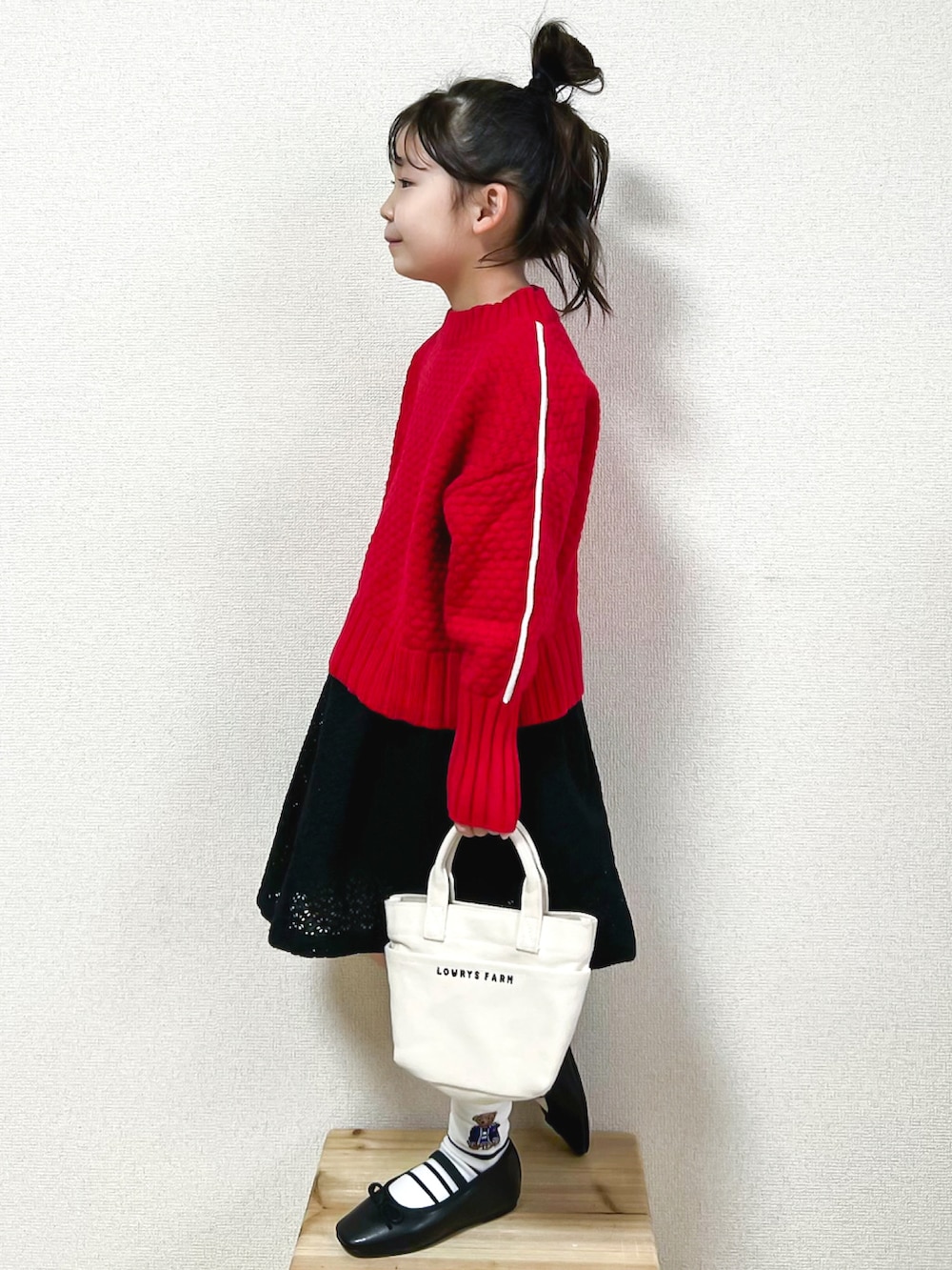 「キッズコーデ、バレエシューズ、ニット、冬コーデ、赤、レース、スカート、LOWRYS FARM、lowrysfarmkids、PR、おだんごヘアー、私の推しブランド、カジュアルコーデ、シンプルスタイル、カラー×コーデ」|「LOWRYS FARMのポコポコプルオーバーニット 171891(ニット/セーター、レッド系)」を使った、☺︎May☺︎さん(キッズ・110cm)の冬コーディネートの4枚目の写真
