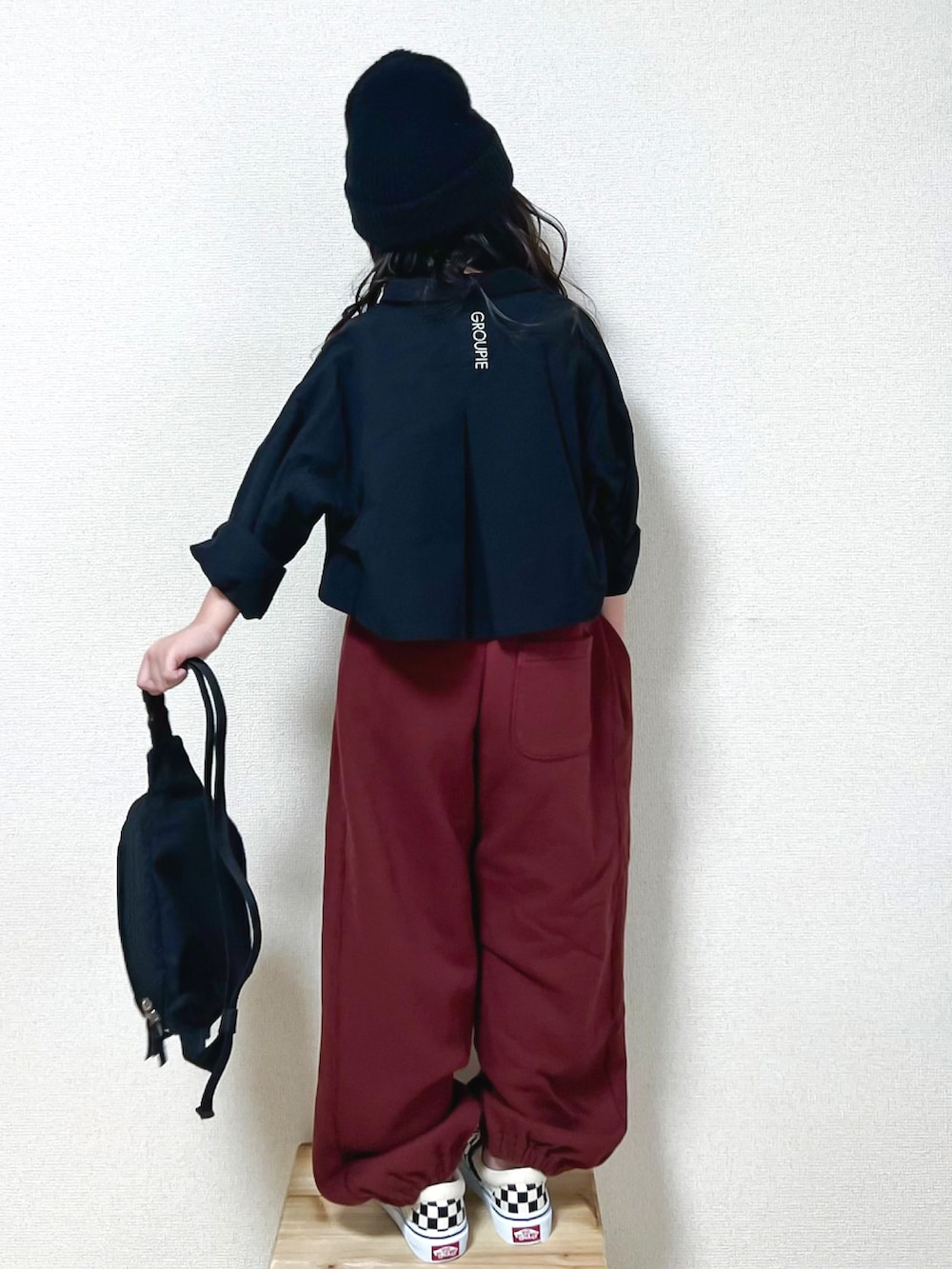 「DENIM DUNGAREE、デニムダンガリー、変形パンツ、スウェット、スウェットパンツ、ショート丈トップス、シャツスタイル、groovy colors、fith社、チェック、スリッポン、ニット帽、カジュアルコーデ、ストリート、ファッションを楽しもう」｜「DENIM DUNGAREEのDENIM DUNGAREE　テンジク ウメザキTシャツ(KIDS)（Tシャツ/カットソー、ホワイト系）」を使った、☺︎May☺︎さん（キッズ・110cm）の秋コーディネートの2枚目の写真