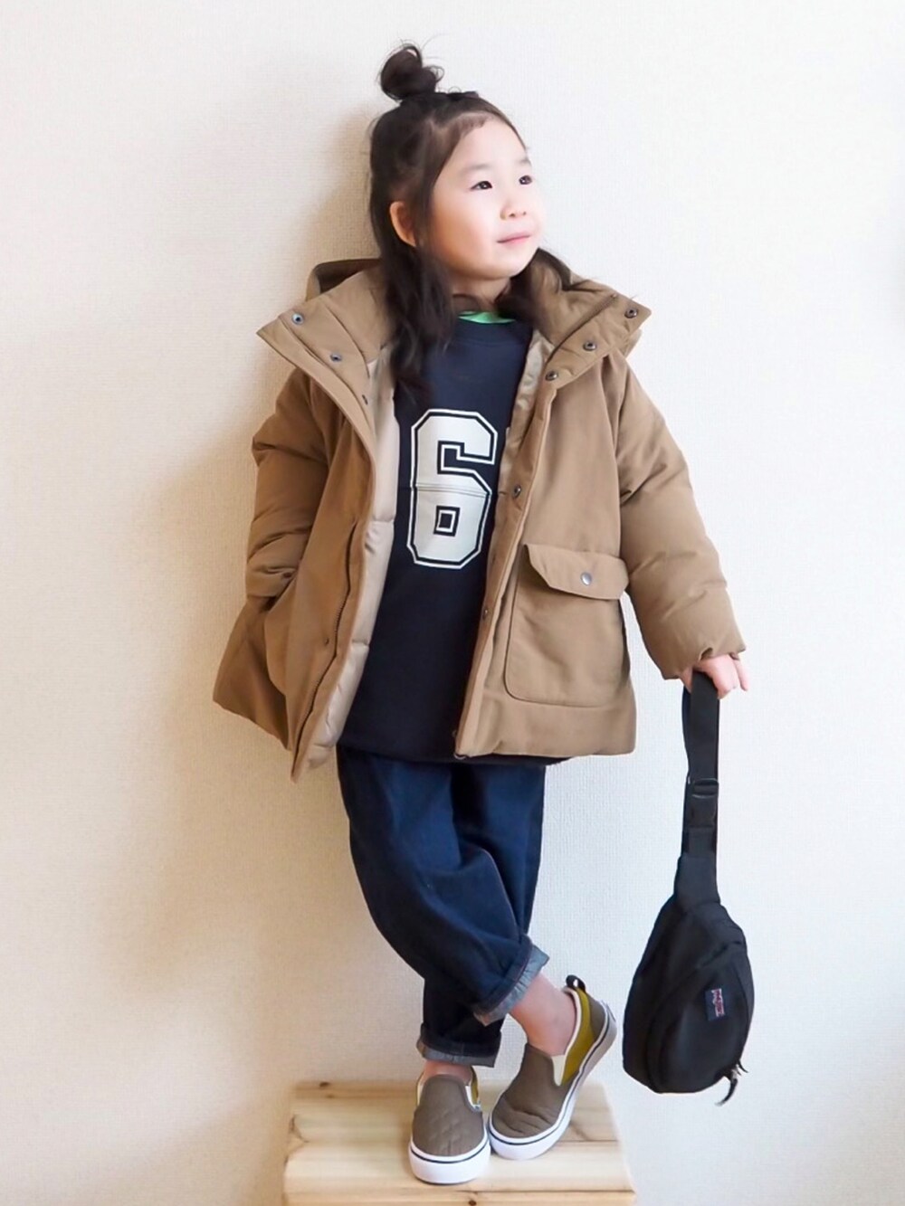 ブルー系のスウェット、ベージュ系のダウンジャケット/コート、グリーン系のTシャツ/カットソーを着用したキッズの冬コーディネートの2枚目の写真