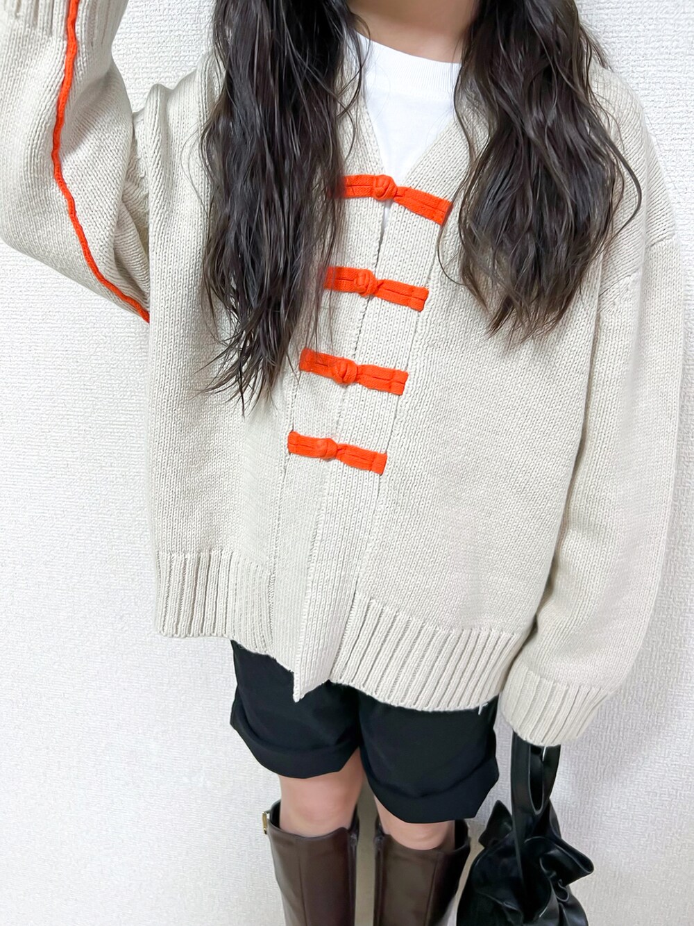 ホワイト系のニット/セーター、ホワイト系のTシャツ/カットソー、ブラック系のその他パンツを着用したキッズの秋コーディネートの4枚目の写真