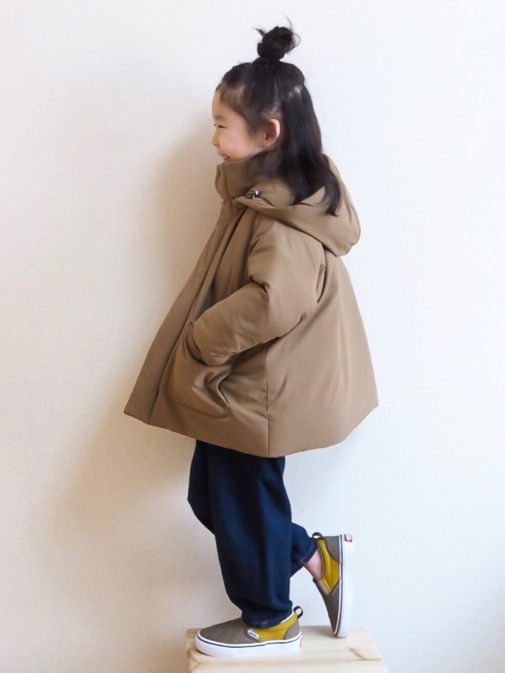 ブルー系のスウェット、ベージュ系のダウンジャケット/コート、グリーン系のTシャツ/カットソーを着用したキッズの冬コーディネートの3枚目の写真
