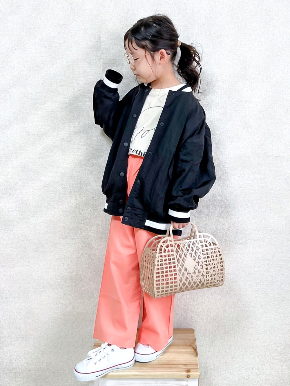 「キッズコーデ、カジュアルコーデ、春夏コーデ、カラー×コーデ、白Tシャツ、monmimi、ビッグシルエット、韓国子供服、カラーパンツ、かごバッグ、めがね、スタジャン、レイヤードスタイル、ビタミンカラー、タックイン」｜「monmimiのアイテム（スタジャン、ブラック系）」を使った、☺︎May☺︎さん（キッズ・100cm）の春コーディネートの2枚目の写真
