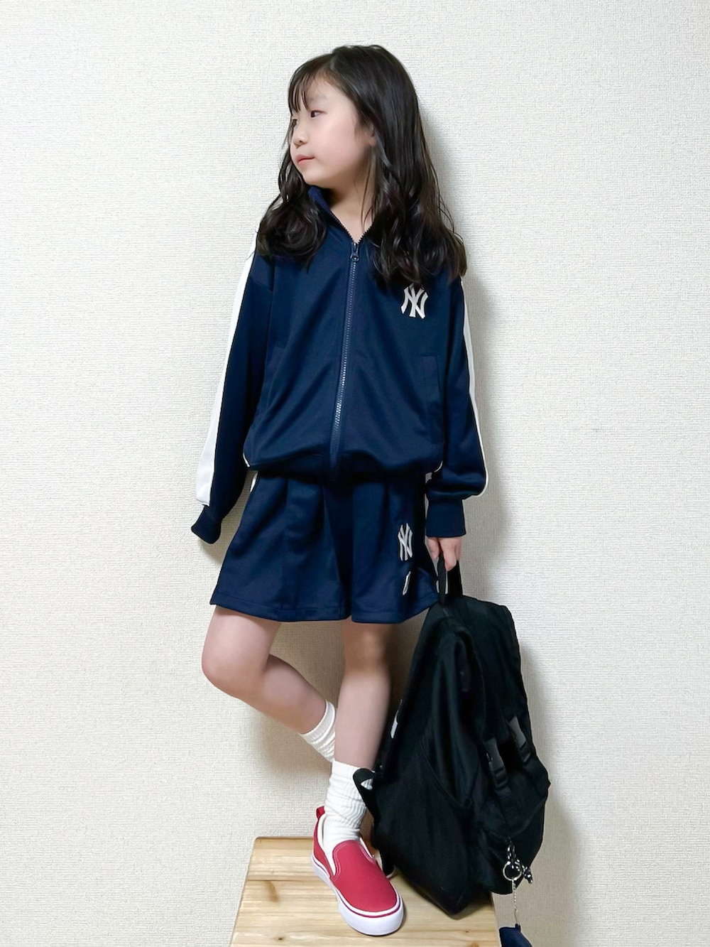 「lowrysfarmkids、ローリーズファーム(LOWRYS FARM)、LOWRYS FARM、スポーツミックス、セットアップ、スニーカー、スリッポン、休日スタイル、春コーデ、春服みてみて、MLB、ジャージ、シンプルコーデ、VANS、ヤンキース」｜「LOWRYS FARMのＭＬＢトラックジャージー　106013（ジャージ、ブルー系）」を使った、☺︎May☺︎さん（キッズ・120cm）の冬コーディネートの3枚目の写真