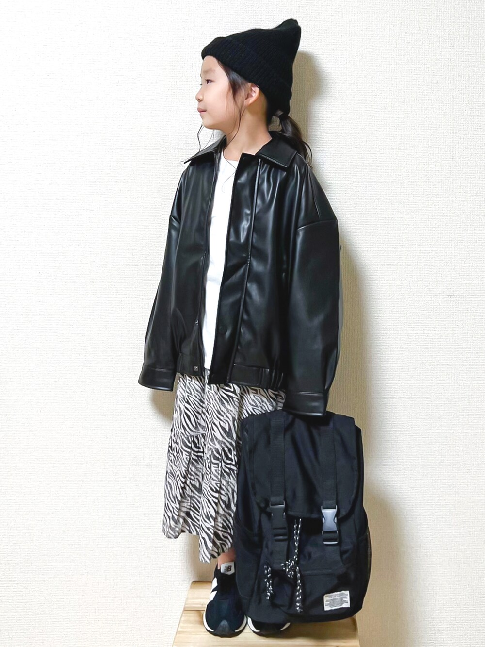 「秋服準備はじめました、休日スタイル、スカート、ライダース、レザー、レザージャケット、monmimi、モノトーン、秋コーデ、リュック、スニーカー、ジャケットスタイル、ビッグシルエット、カジュアル、韓国子供服」|「COMECHATTO&CLOSETのARTEX WATCH CAP(ニットキャップ/ビーニー、ブラック系)」を使った、☺︎May☺︎さん(キッズ・110cm)の秋コーディネートの3枚目の写真