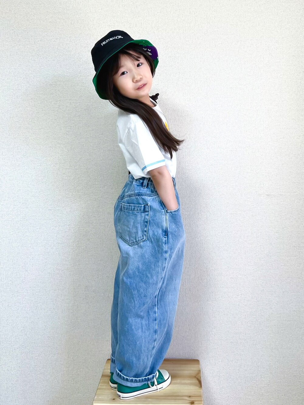 ホワイト系のTシャツ/カットソー、ブルー系のデニムパンツ、グリーン系のスニーカーを着用したキッズの春コーディネートの3枚目の写真