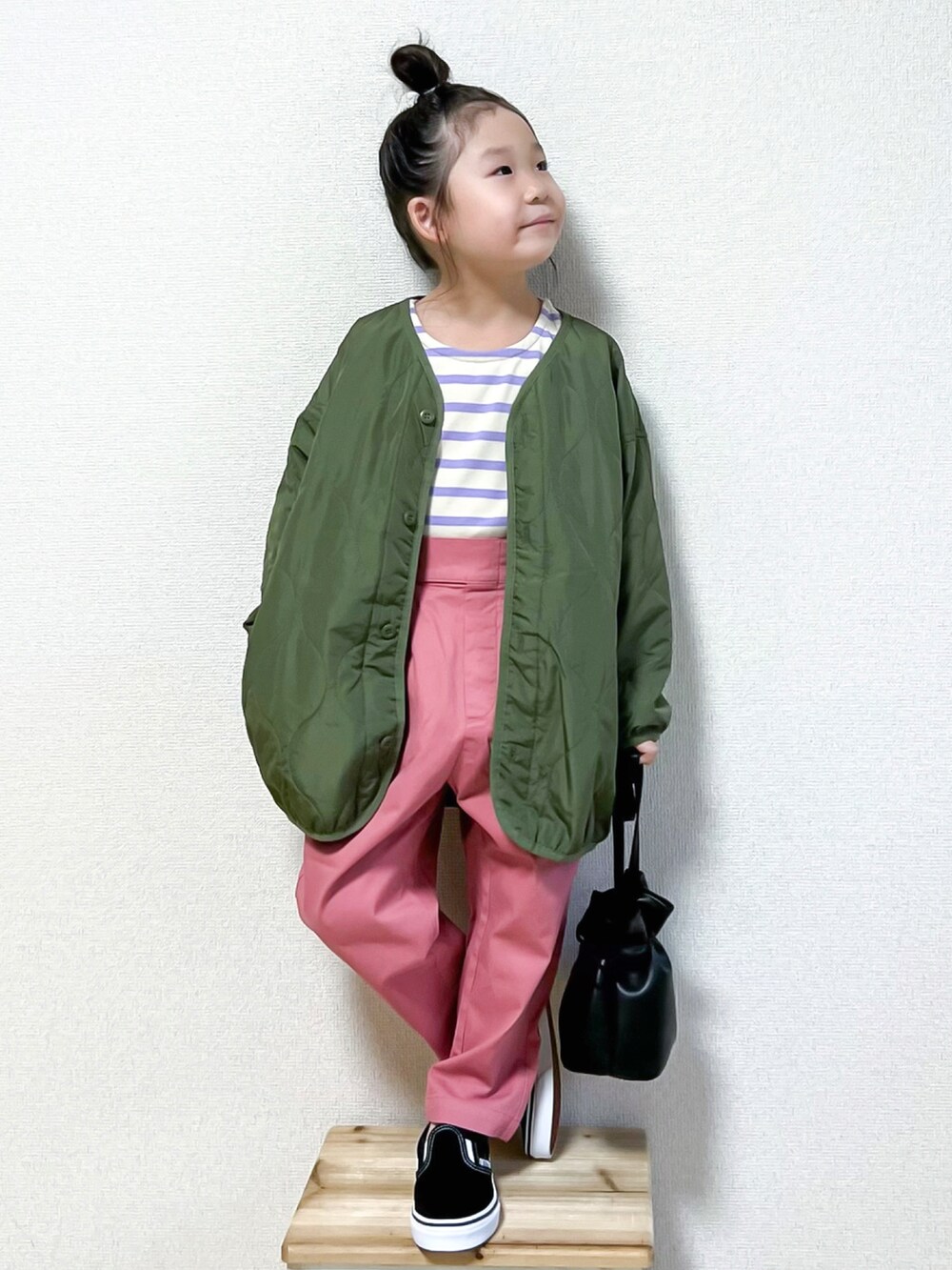 「LOWRYS FARM、lowrysfarmkids、PR、秋コーデ、スリッポン、スニーカー、ピンク、カラーパンツ、モッズコート、3way、カーキ、ジャケットスタイル、ボーダー、カジュアルコーデ、ビッグシルエット」｜「LOWRYS FARMの３ＷＡＹモッズコート　343112（モッズコート、グリーン系）」を使った、☺︎May☺︎さん（キッズ・110cm）の秋コーディネートの4枚目の写真