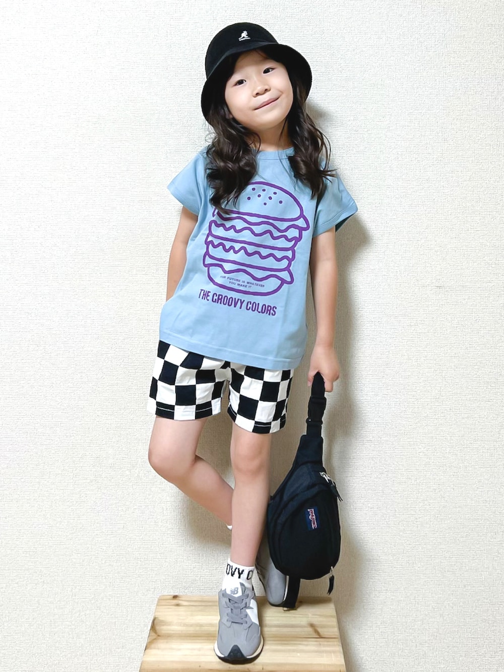ブルー系のTシャツ/カットソー、その他のその他パンツ、グレー系のスニーカーを着用したキッズの夏コーディネートの2枚目の写真