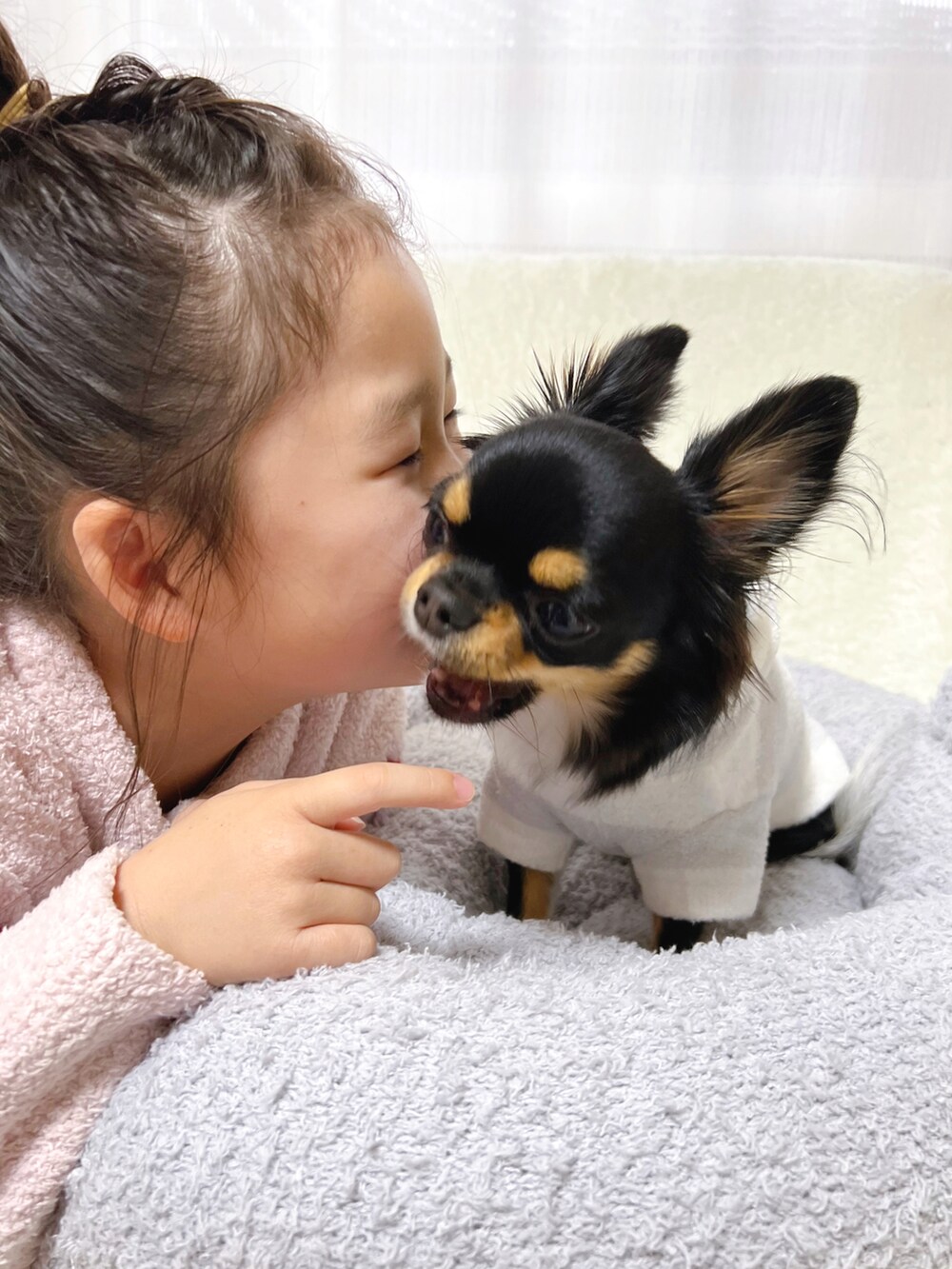 「休日コーデ、キッズコーデ、秋冬コーデ、ルームウェア、パジャマ、休日スタイル、ジェラピケ、gelato pique、ジェラート　ピケ(gelato pique)、ハート、ピンク、おうちファッション、おうちスタイル、わんこと一緒に、おうち時間」｜「gelato piqueの【KIDS】ハート柄ロングパンツ（ルームウェア/パジャマ、ホワイト系）」を使った、☺︎May☺︎さん（キッズ・110cm）の秋コーディネートの2枚目の写真