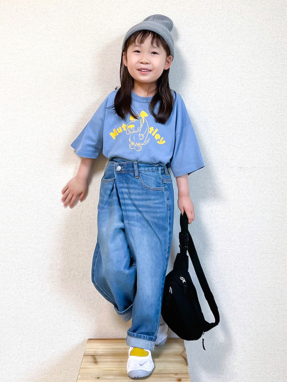 ブルー系のTシャツ/カットソー、ブルー系のその他パンツ、ホワイト系のスニーカーを着用したキッズの春コーディネートの3枚目の写真