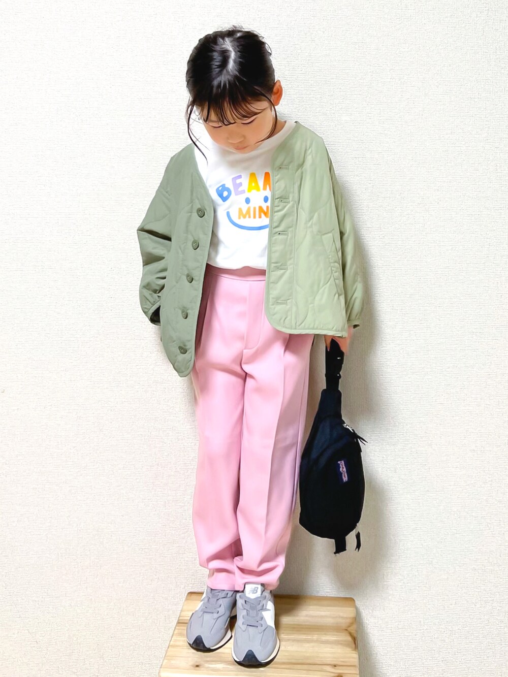 ホワイト系のTシャツ/カットソー、グリーン系のブルゾン、ピンク系のスラックスを着用したキッズの春コーディネートの2枚目の写真