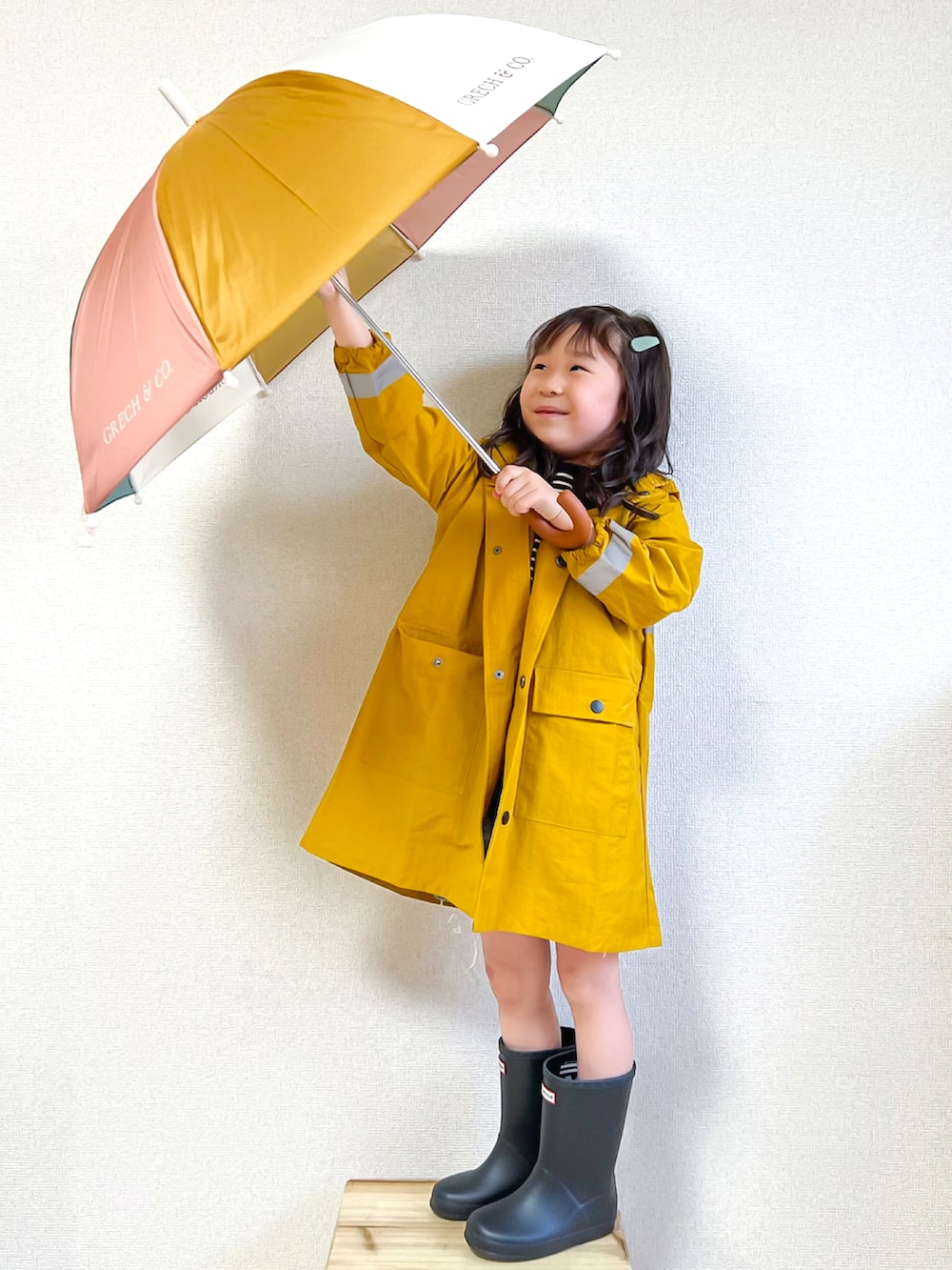 「雨の日コーデ、梅雨、レインブーツ、レインコート、LOWRYS FARM、lowrysfarmkids、HUNTER、アウトドアスタイル、ボーダー、デニムショートパンツ、カジュアルコーデ、梅雨コーデ、イエロー、通学コーデ、長靴」|「LOWRYS FARMのレインコート 264775(レインコート/ポンチョ、イエロー系)」を使った、☺︎May☺︎さん(キッズ・100cm)の夏コーディネートの4枚目の写真