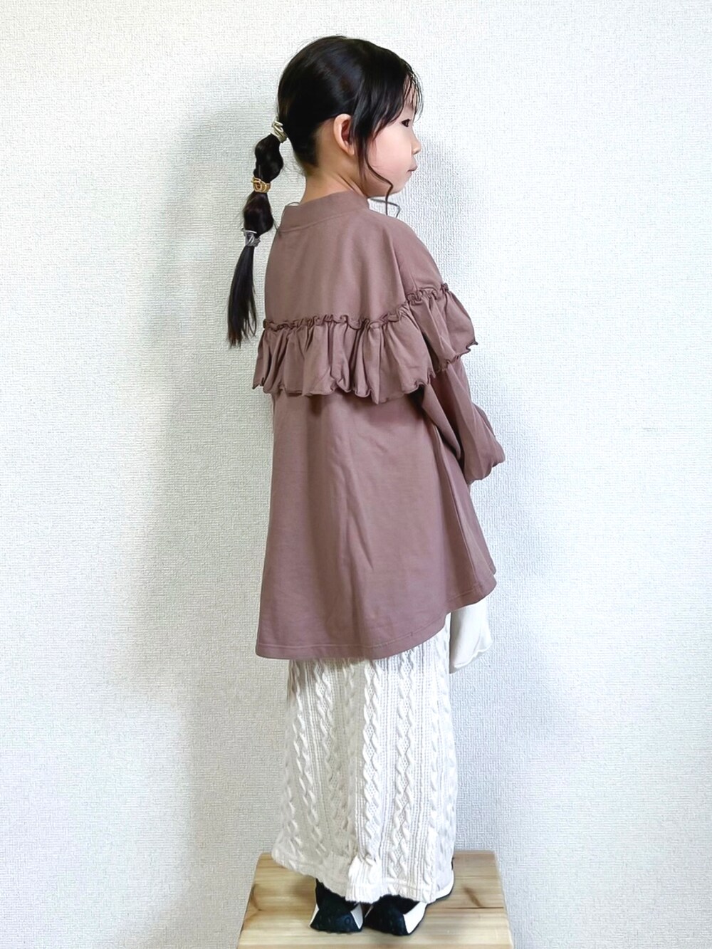 グレー系のTシャツ/カットソー、ホワイト系のスカート、ブラック系のスニーカーを着用したキッズの秋コーディネートの3枚目の写真