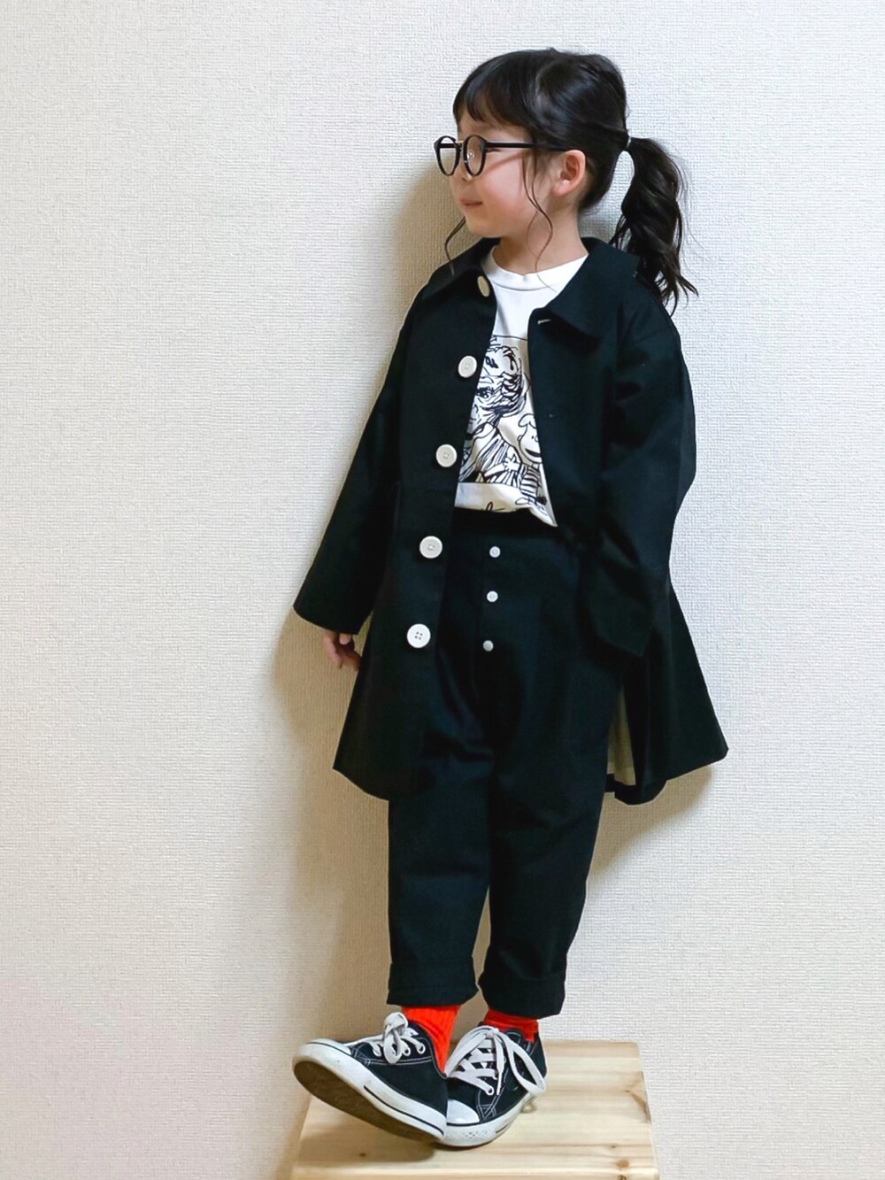 ブラック系のその他アウター、ホワイト系のTシャツ/カットソー、ブラック系のその他パンツを着用したキッズの冬コーディネートの3枚目の写真