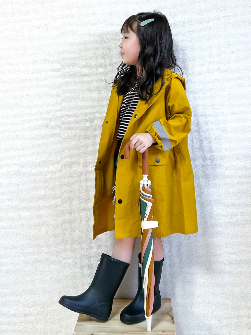 「雨の日コーデ、梅雨、レインブーツ、レインコート、LOWRYS FARM、lowrysfarmkids、HUNTER、アウトドアスタイル、ボーダー、デニムショートパンツ、カジュアルコーデ、梅雨コーデ、イエロー、通学コーデ、長靴」|「LOWRYS FARMのレインコート 264775(レインコート/ポンチョ、イエロー系)」を使った、☺︎May☺︎さん(キッズ・100cm)の夏コーディネートの3枚目の写真